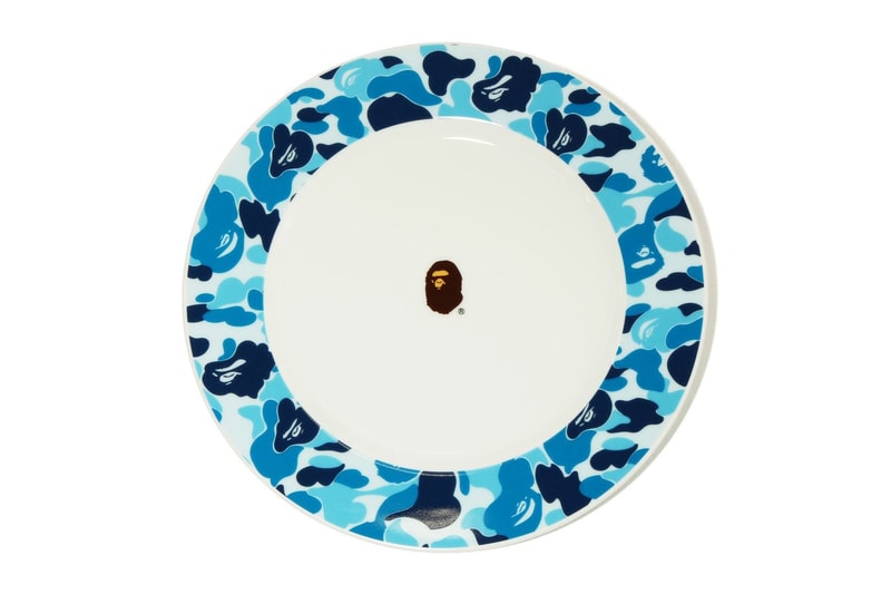 Assiette bleue en verre à motif camouflage Neon par BAPE