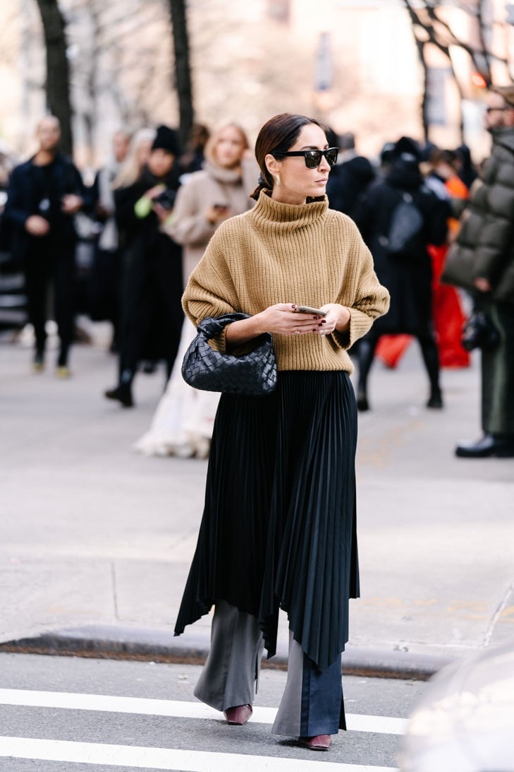 New York Fashion Week FW20 NYFW Fall Winter 2020 Street Style Influencer Bottega Veneta BV Jodie Bag Black