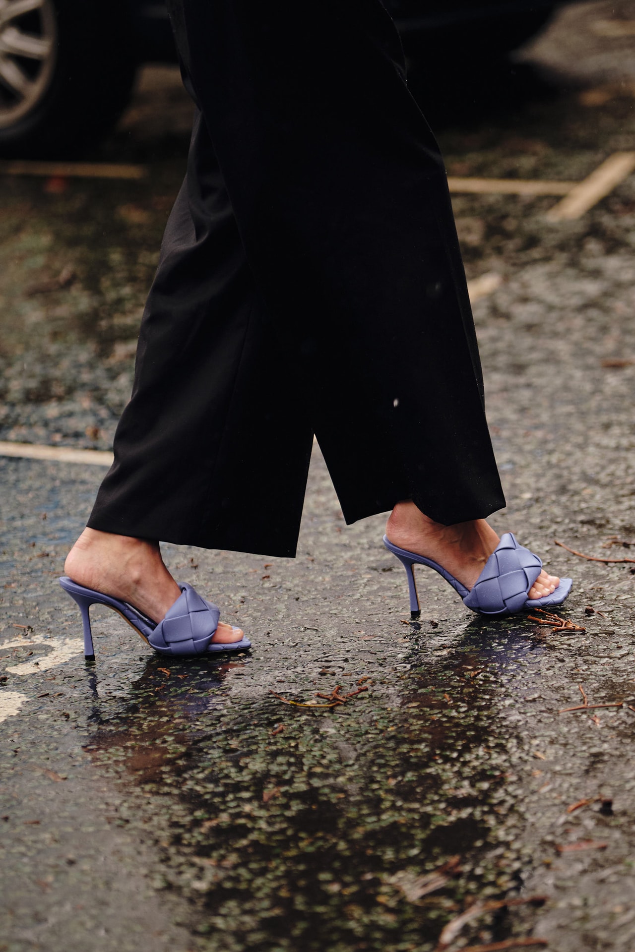 Street Style London Fashion Week Fall Winter 2020 Bottega Veneeta mules sandals heels