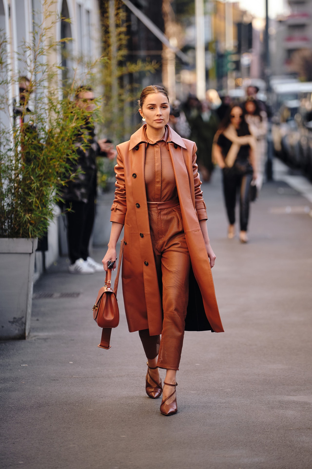 Street Style Trends Milan Fashion Week Fall Winter 2020 FW20 Influencer Brown Leather Coat