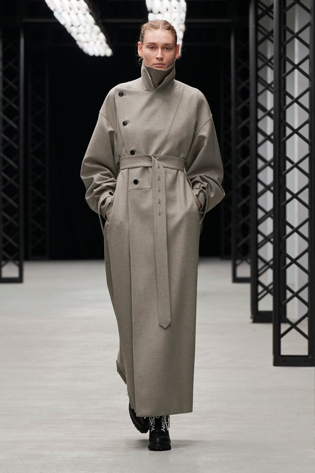 HYKE Fall/Winter 2020 Collection Runway Show Trench Coat Grey
