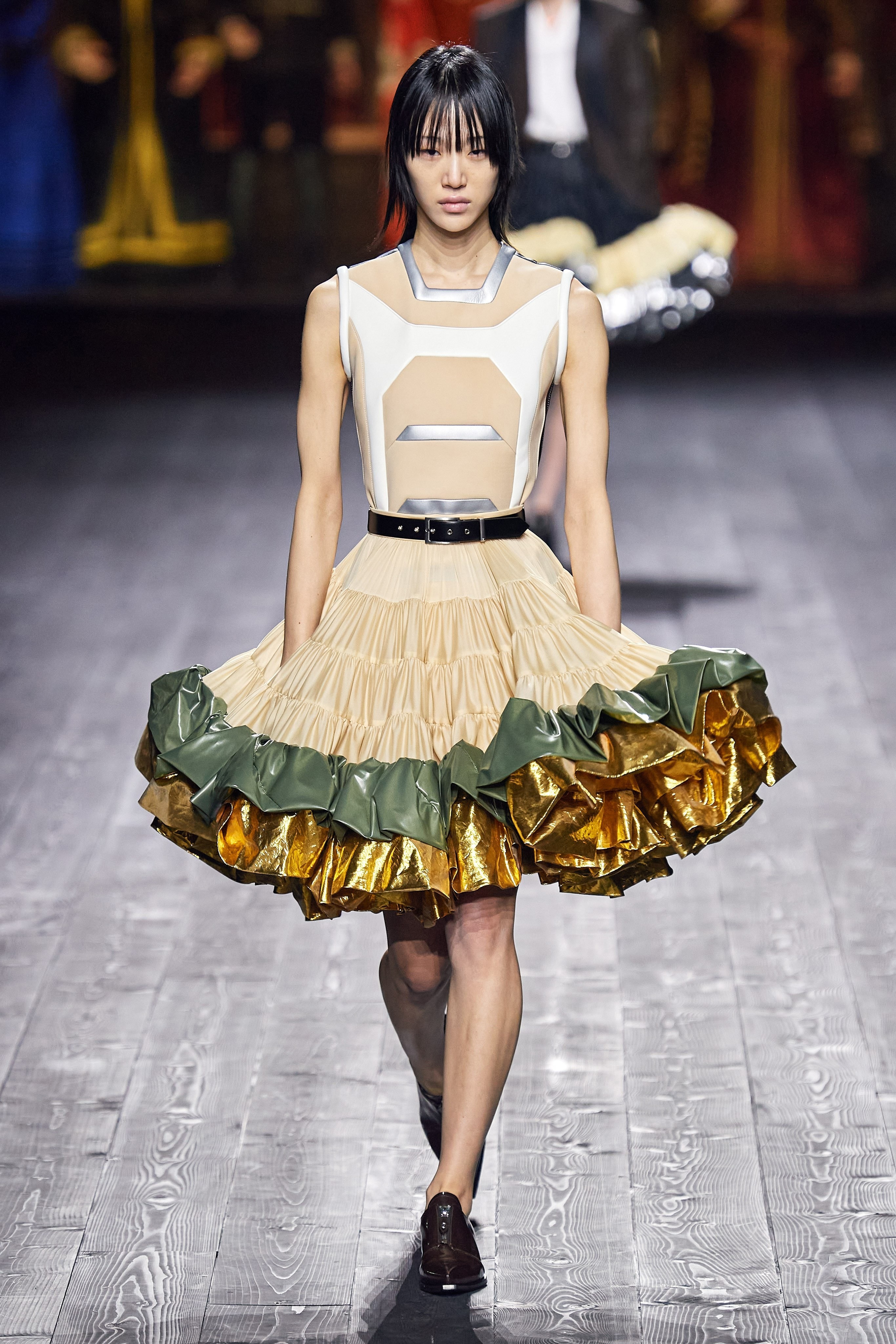 Louis Vuitton Fall/Winter Collection Runway Show Ruffle Skirt Beige Metallic