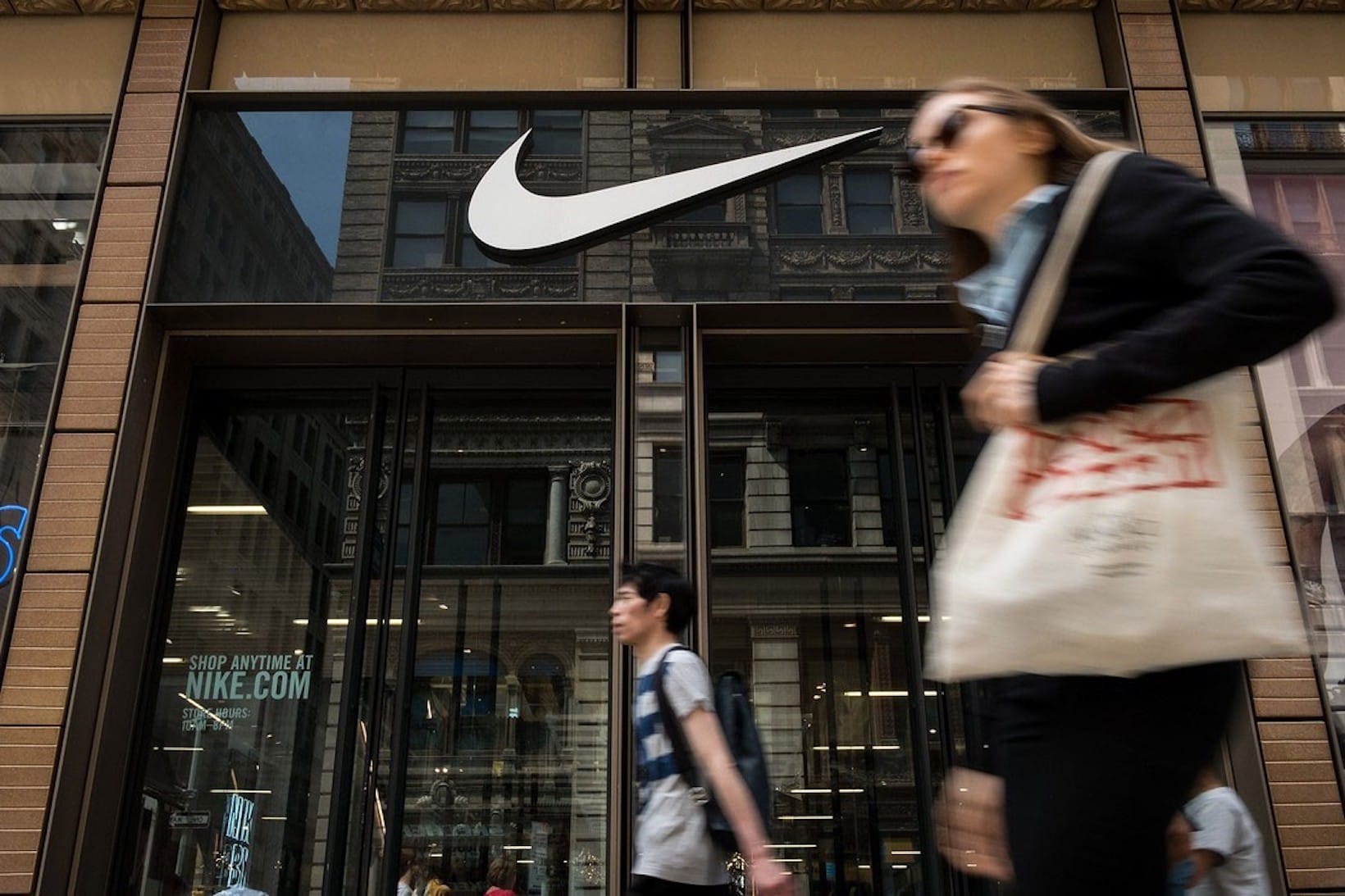 nike closes stores