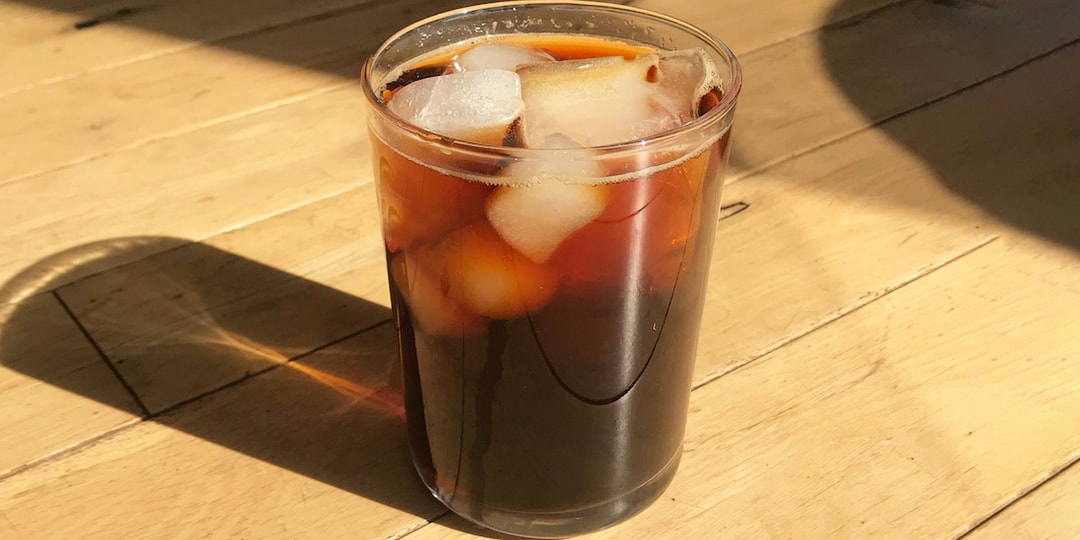 https://image-cdn.hypb.st/https%3A%2F%2Fhypebeast.com%2Fwp-content%2Fblogs.dir%2F6%2Ffiles%2F2020%2F04%2Fhow-to-make-cold-brew-coffee-iced-at-home-drink-tw.jpg?w=1080&cbr=1&q=90&fit=max