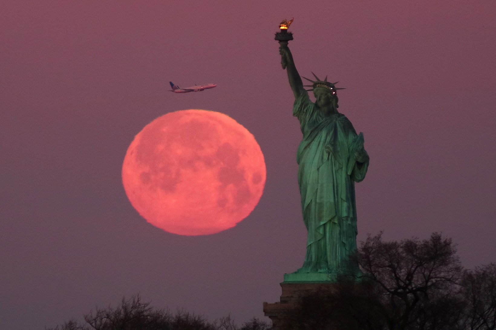 supermoon pink moon april statue of liberty new york city