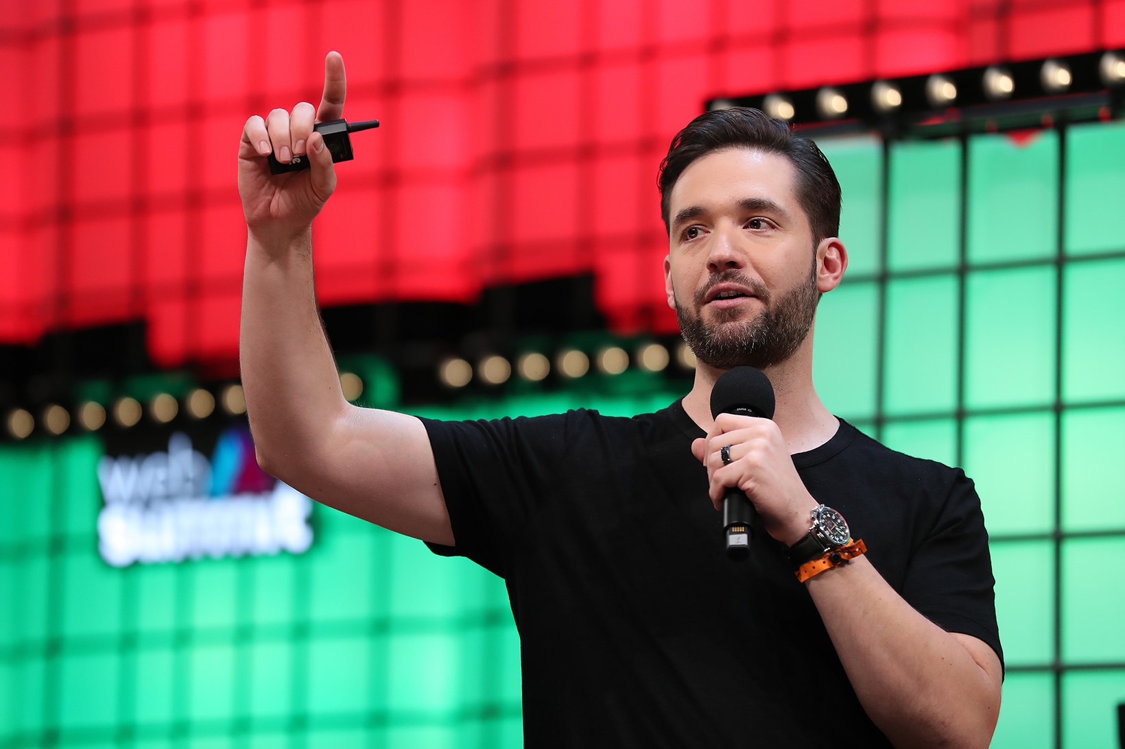 reddit alexis ohanian co founder resign black candidate replacement stocks donation pledge