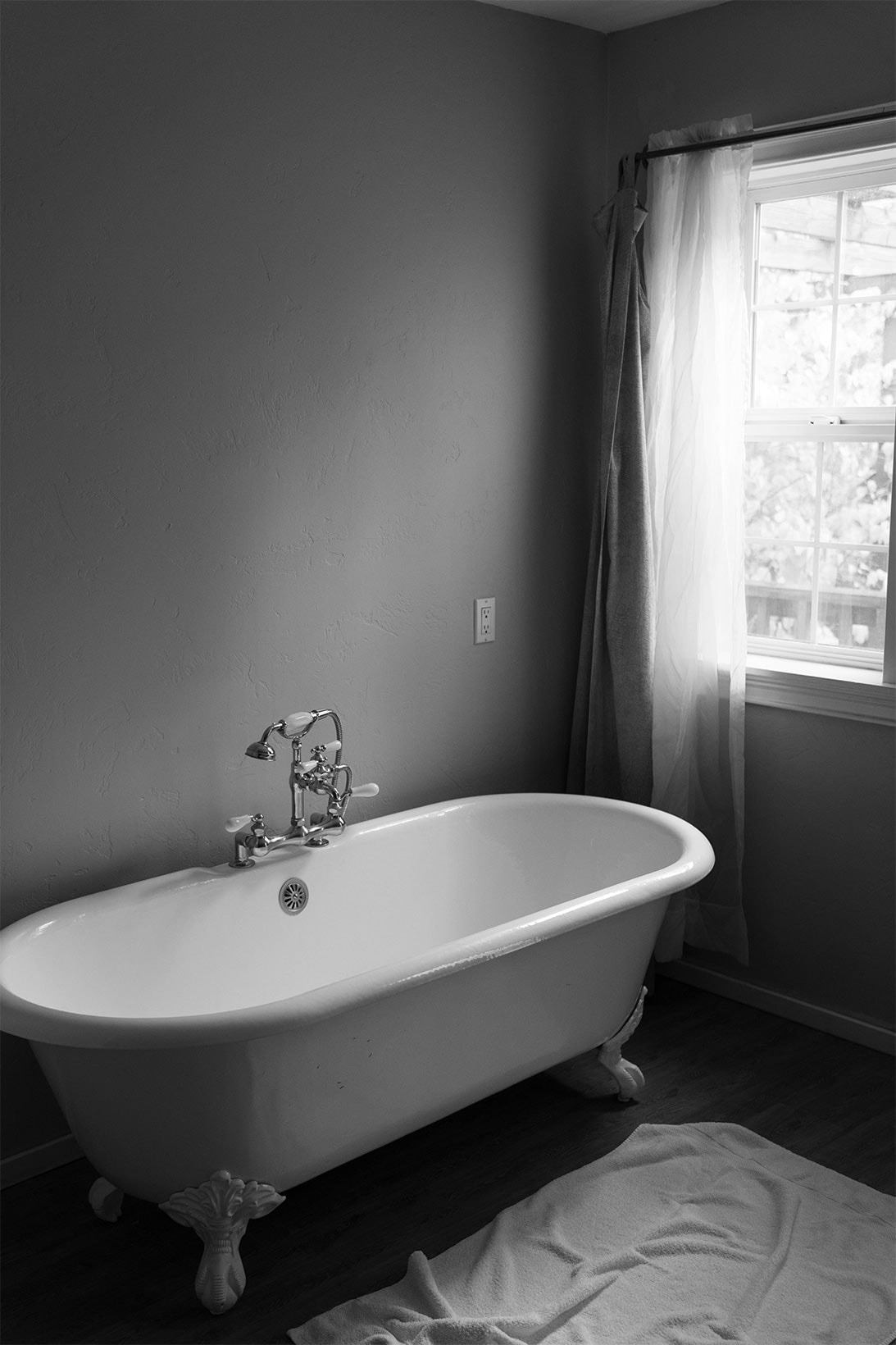 bath tub relax destress black and white