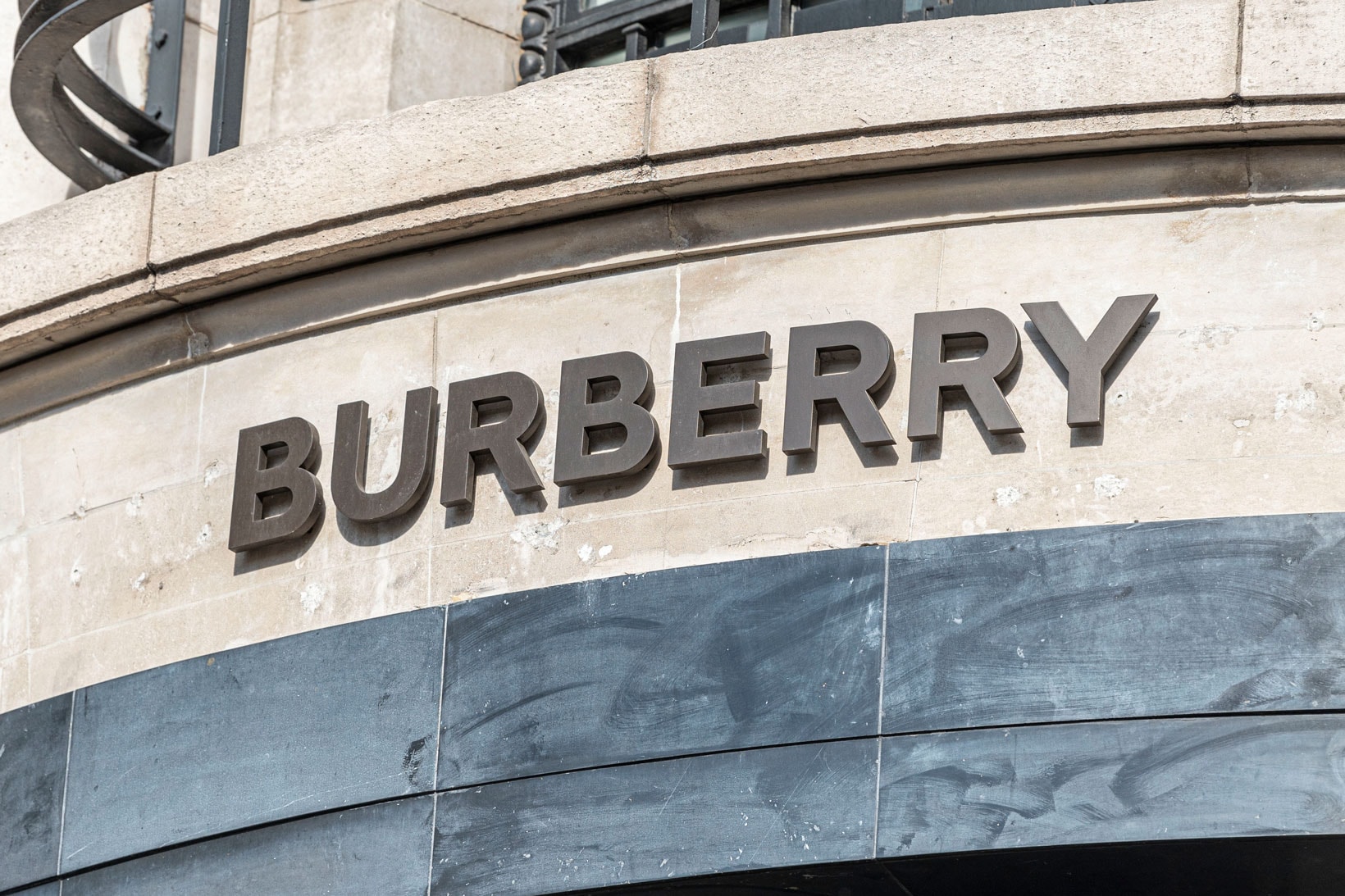 Burberry Store London Regent Street Logo Exterior