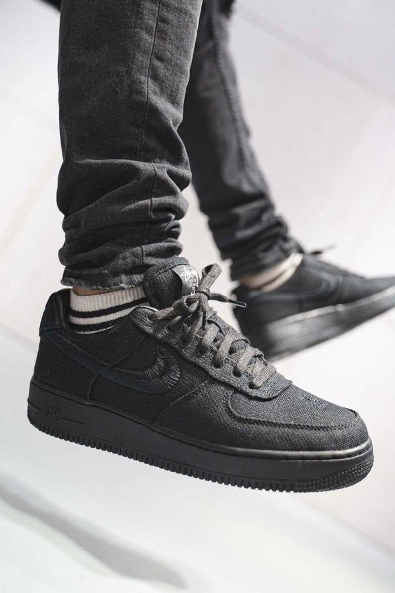air force 1 black and white on feet