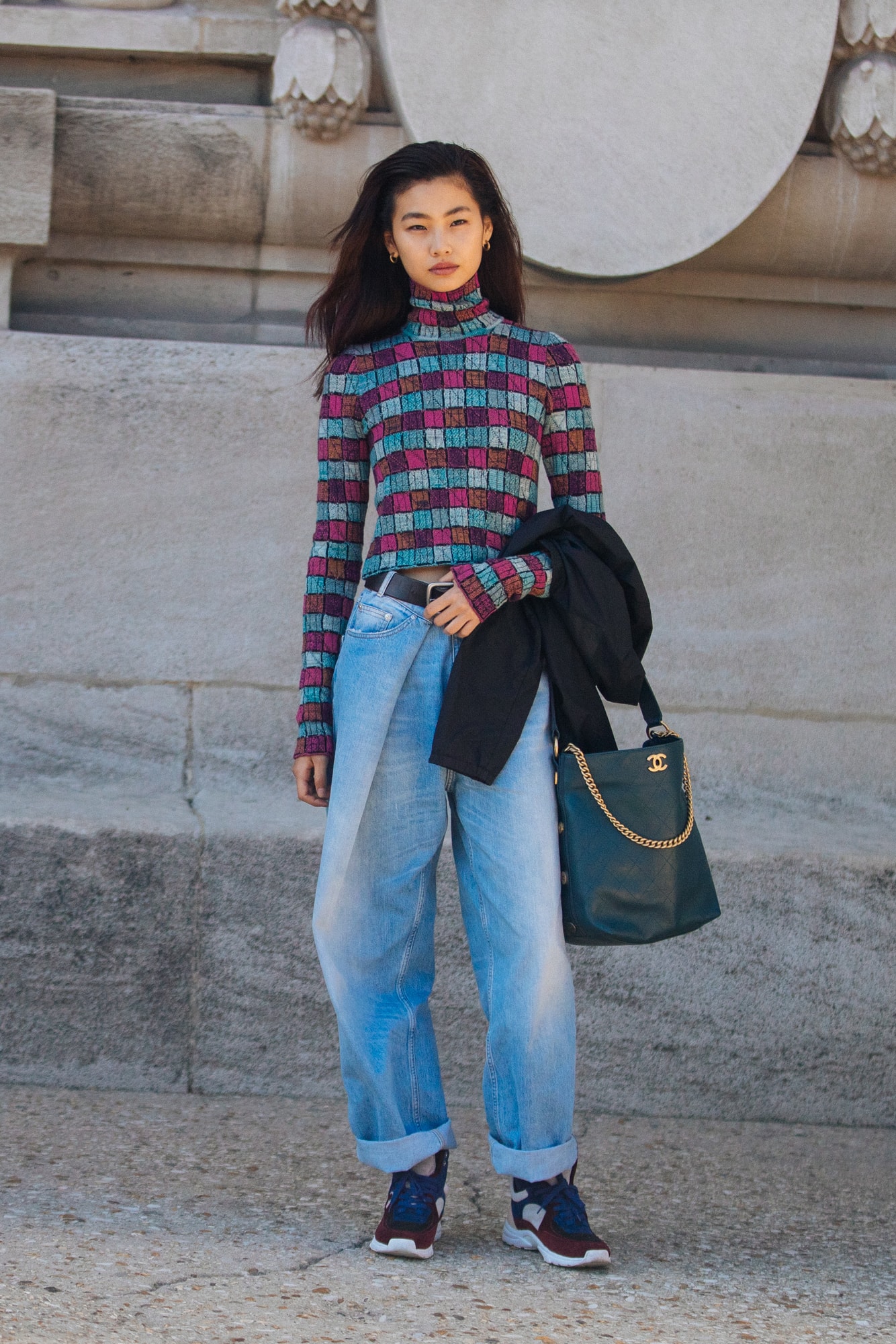 Hoyeon Jung South Korean Model Supermodel Off Duty Fashion Week Outfit Chanel Bag Baggy Jeans Blue Outfit Sneakers