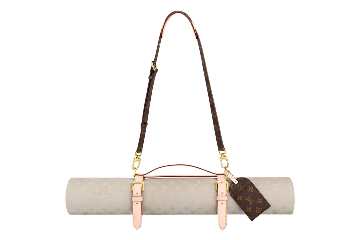 Matras Yoga Produk yang diberinama Louis Vuitton Monogram Yoga Mat ini memiliki lebar 180 cm x 66 cm. Selain itu setiap pembeli juga mendapatkan set tali untuk mempermudah matras ini di bawa ke mana-mana. Bahkan sebagai pemanis, LV juga memberikan tag warna cokelat dengan motif monogram kanvas.