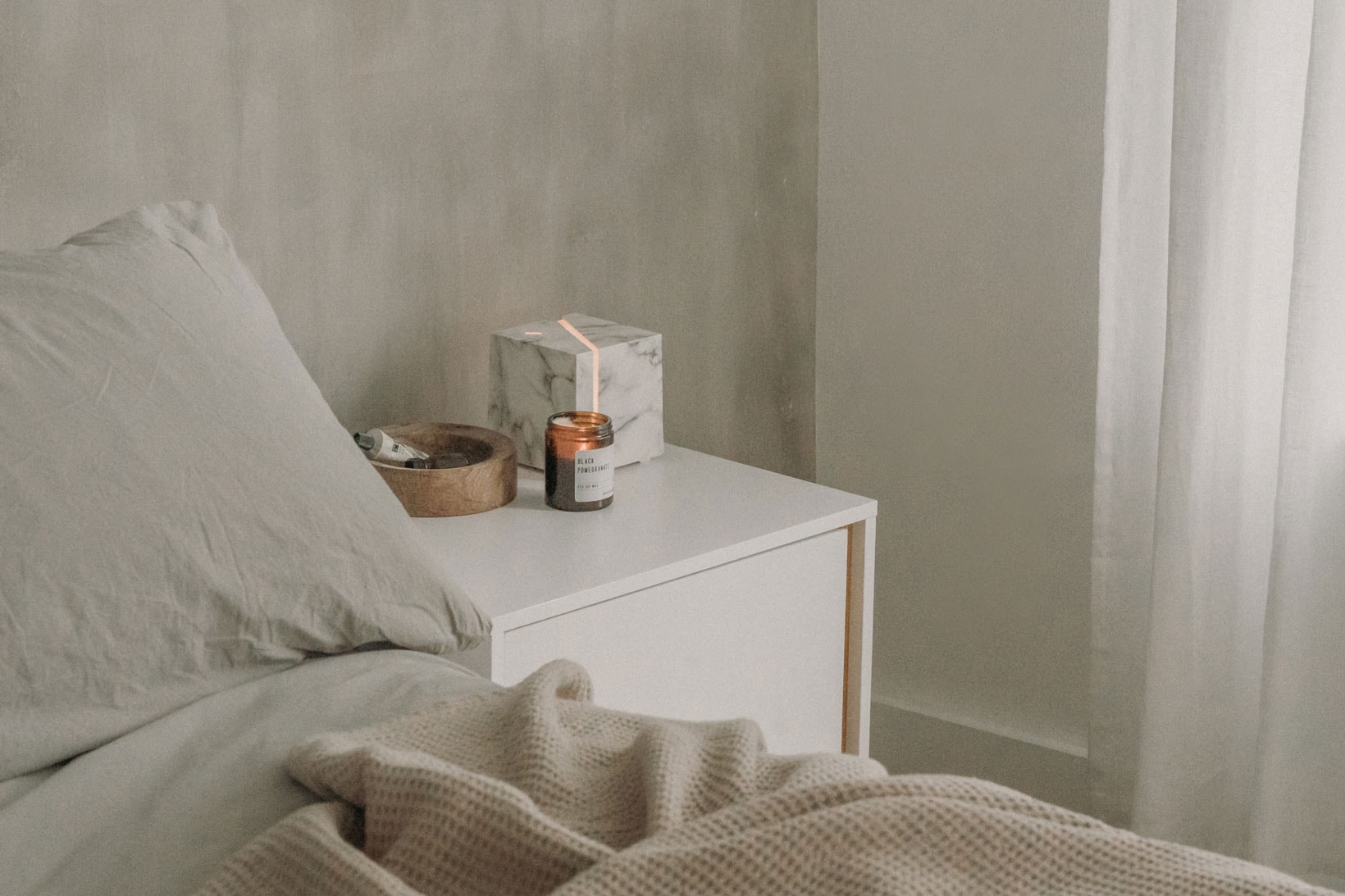Ki Ultrasonic Diffuser Humidifier White Marble Bed Bedroom Minimalist