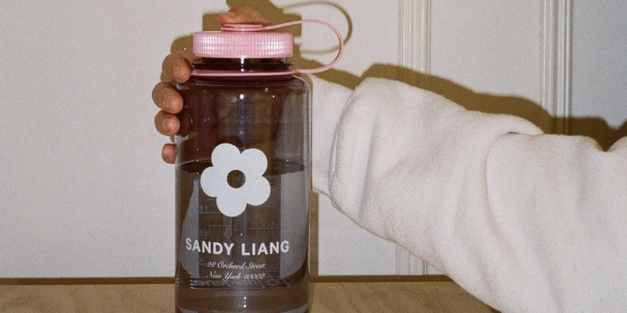 https://image-cdn.hypb.st/https%3A%2F%2Fhypebeast.com%2Fwp-content%2Fblogs.dir%2F6%2Ffiles%2F2020%2F11%2Fnalgene-water-bottle-collaborations-sandy-liang-supreme-braindead-tw.jpg?w=1080&cbr=1&q=90&fit=max