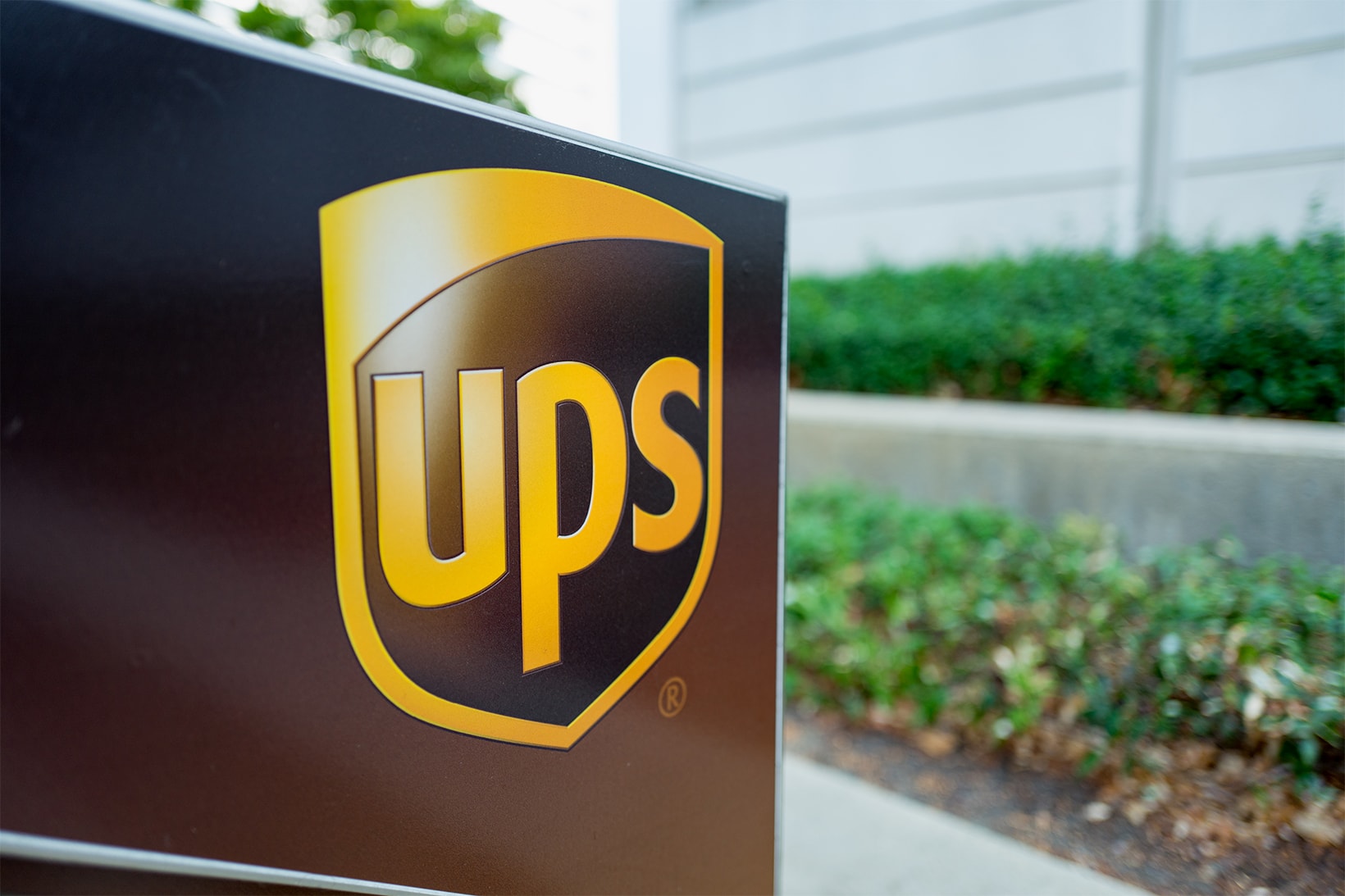 ups employee appearance policy update afros braids beards hair hairstyle delivery service