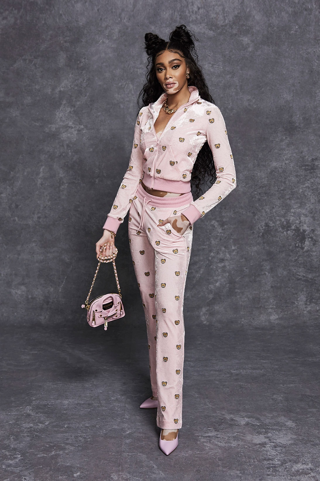 moschino pre fall 2021 womenswear collection lookbook jeremy scott winnie harlow sweatsuit dresses designer bag