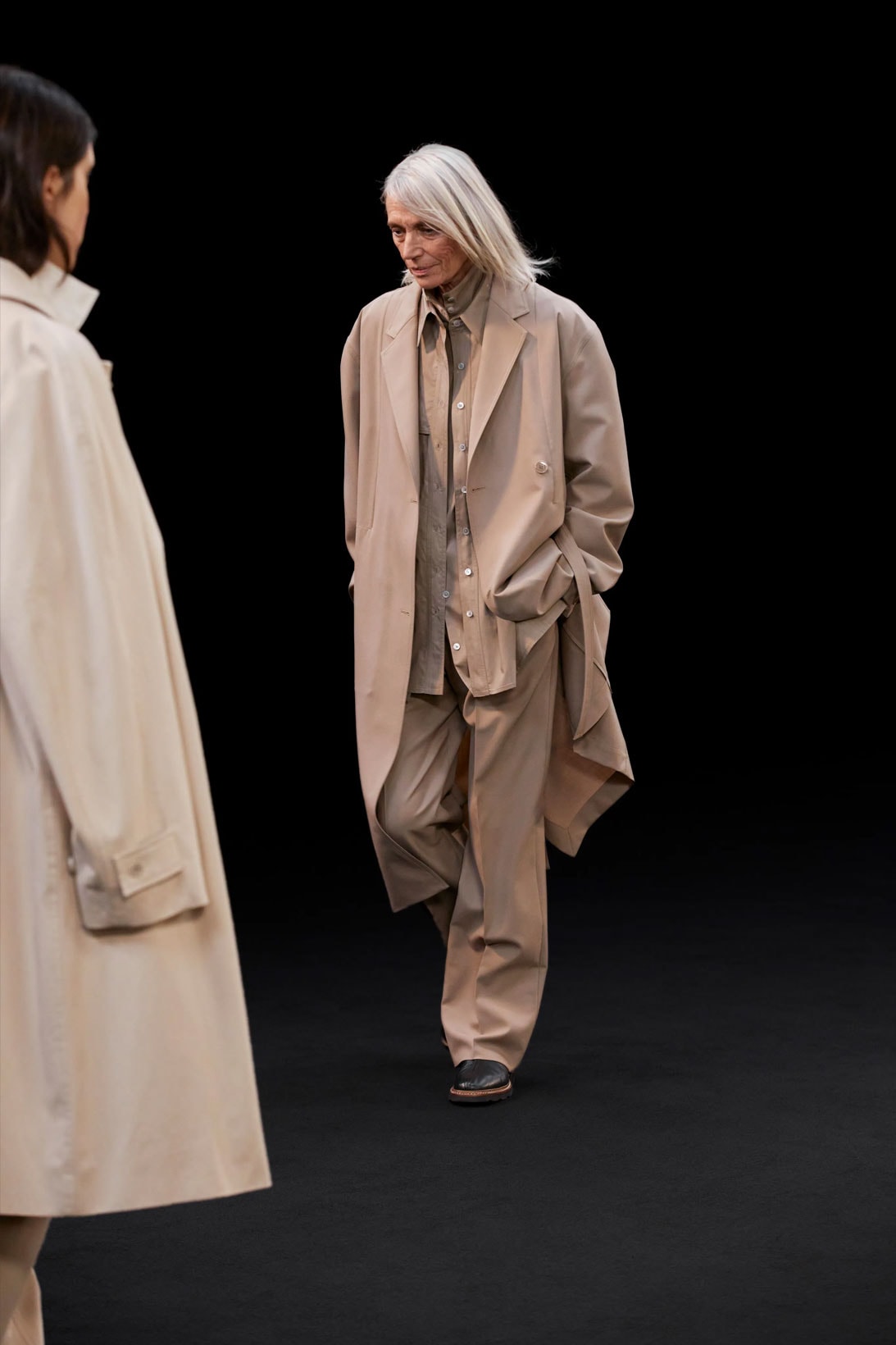 lemaire fall winter collection lookbook flaneur coats layered outfits oversized blazers christophe sarah linh tran 