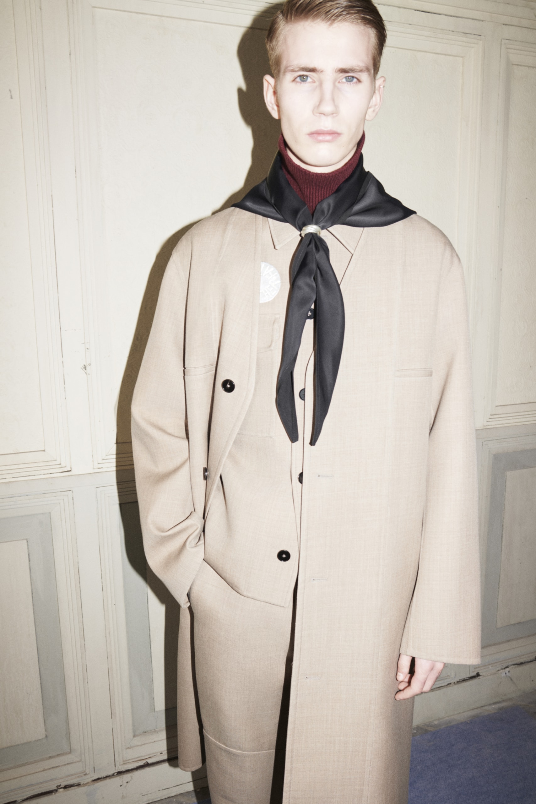 jil sander menswear fall winter fw21 collection lookbook beige coat suit scarf