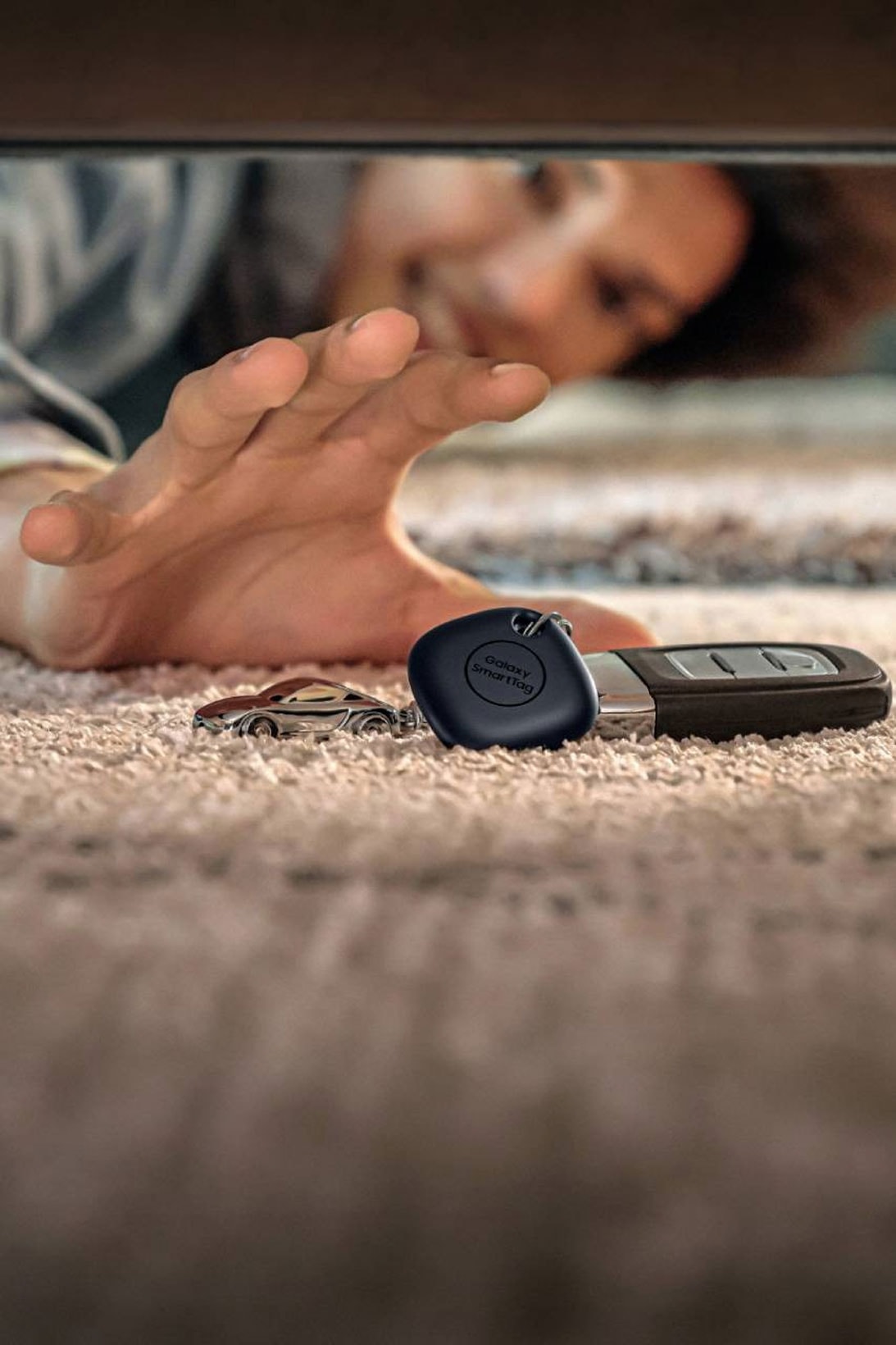 samsung galaxy smarttag tracking device accessory find lost items car keys under bed carpet