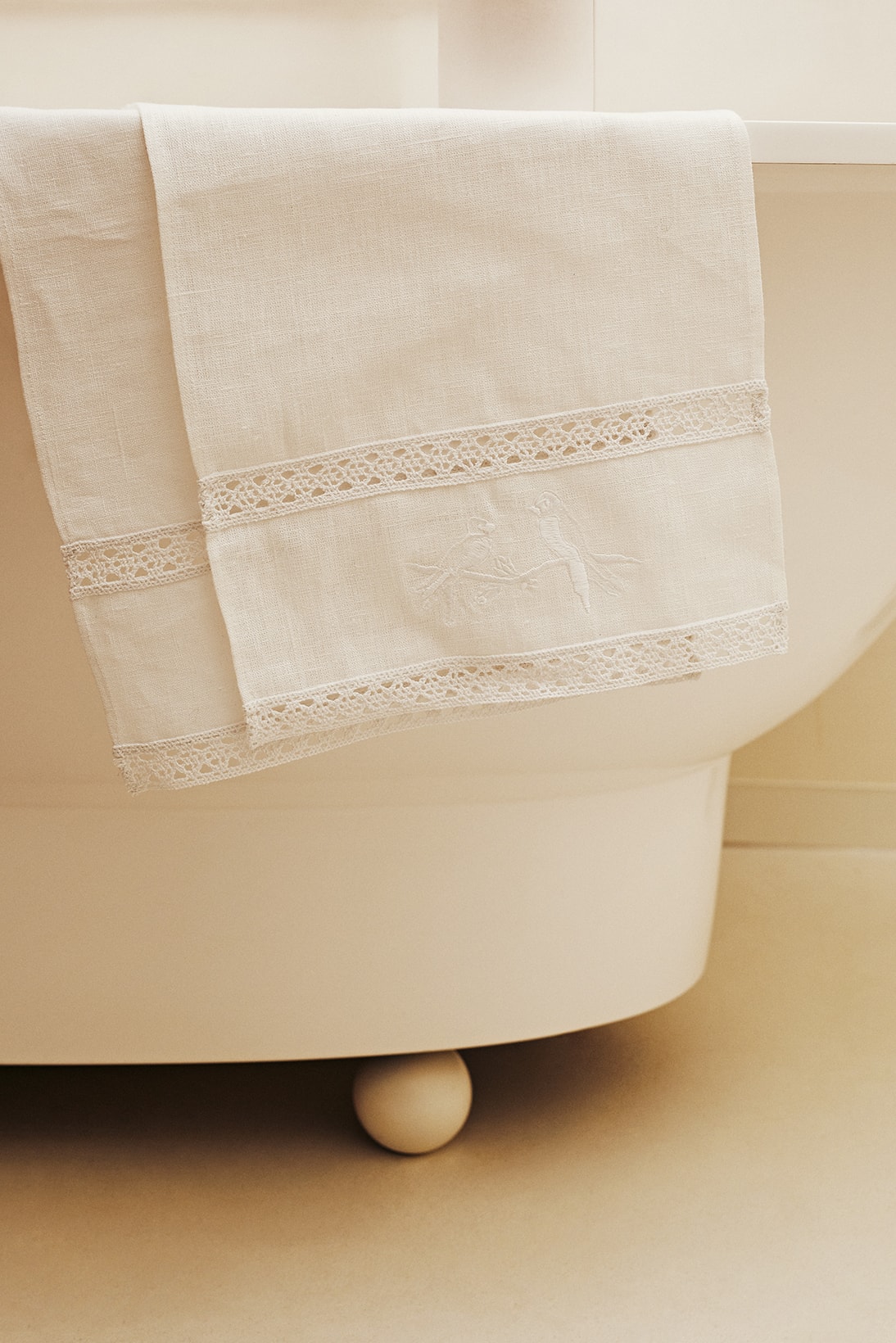 sleeper home homeware decor collection cloth towel white bath tub toilet