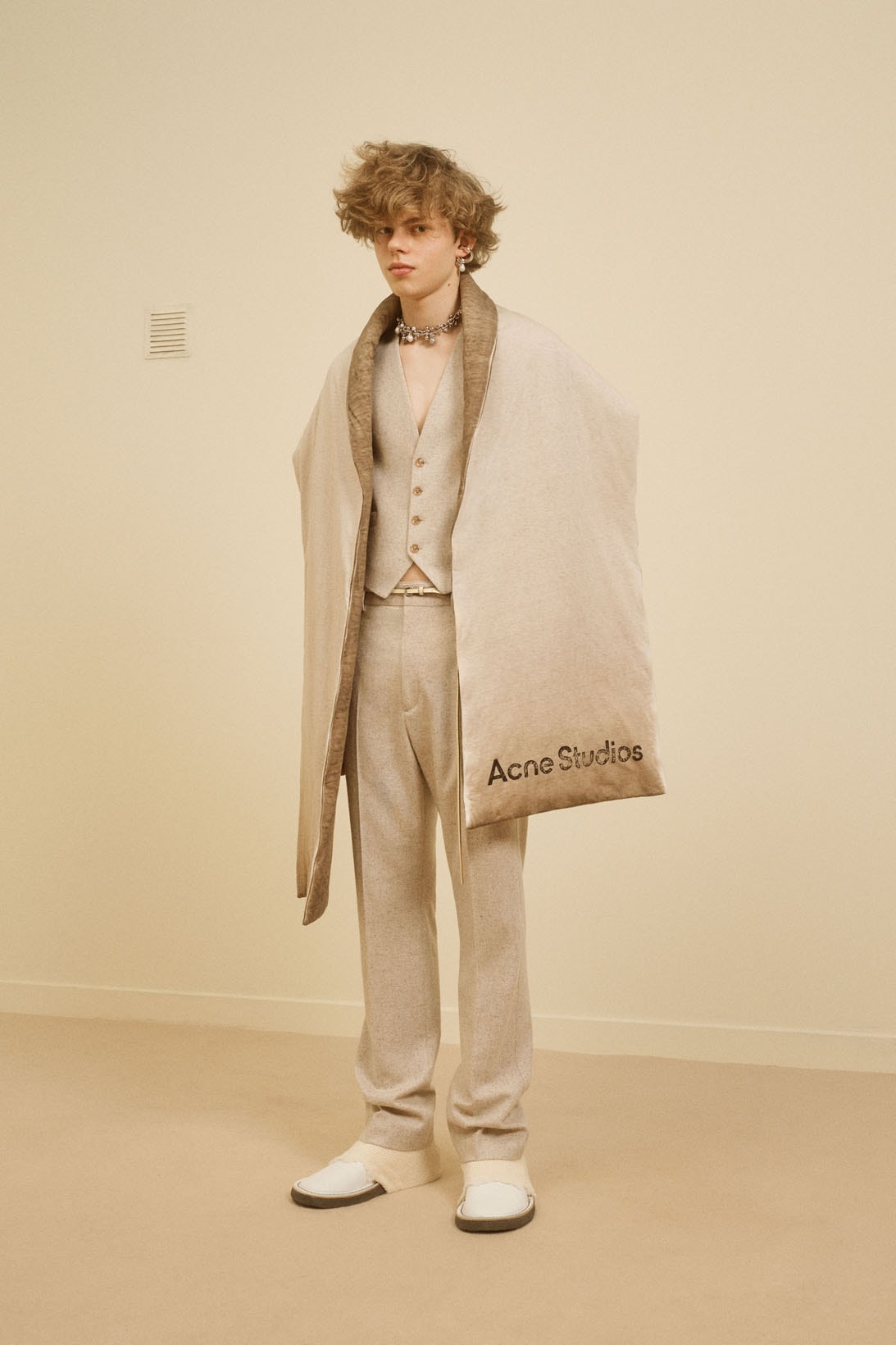 acne studios menswear fall winter 2021 fw21 collection lookbook oversized scarf beige