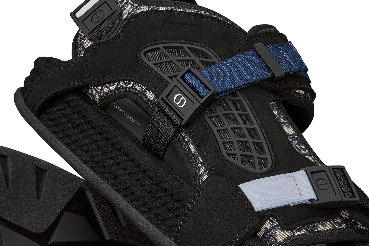 dior atlas sandals beige black oblique print pattern close up details