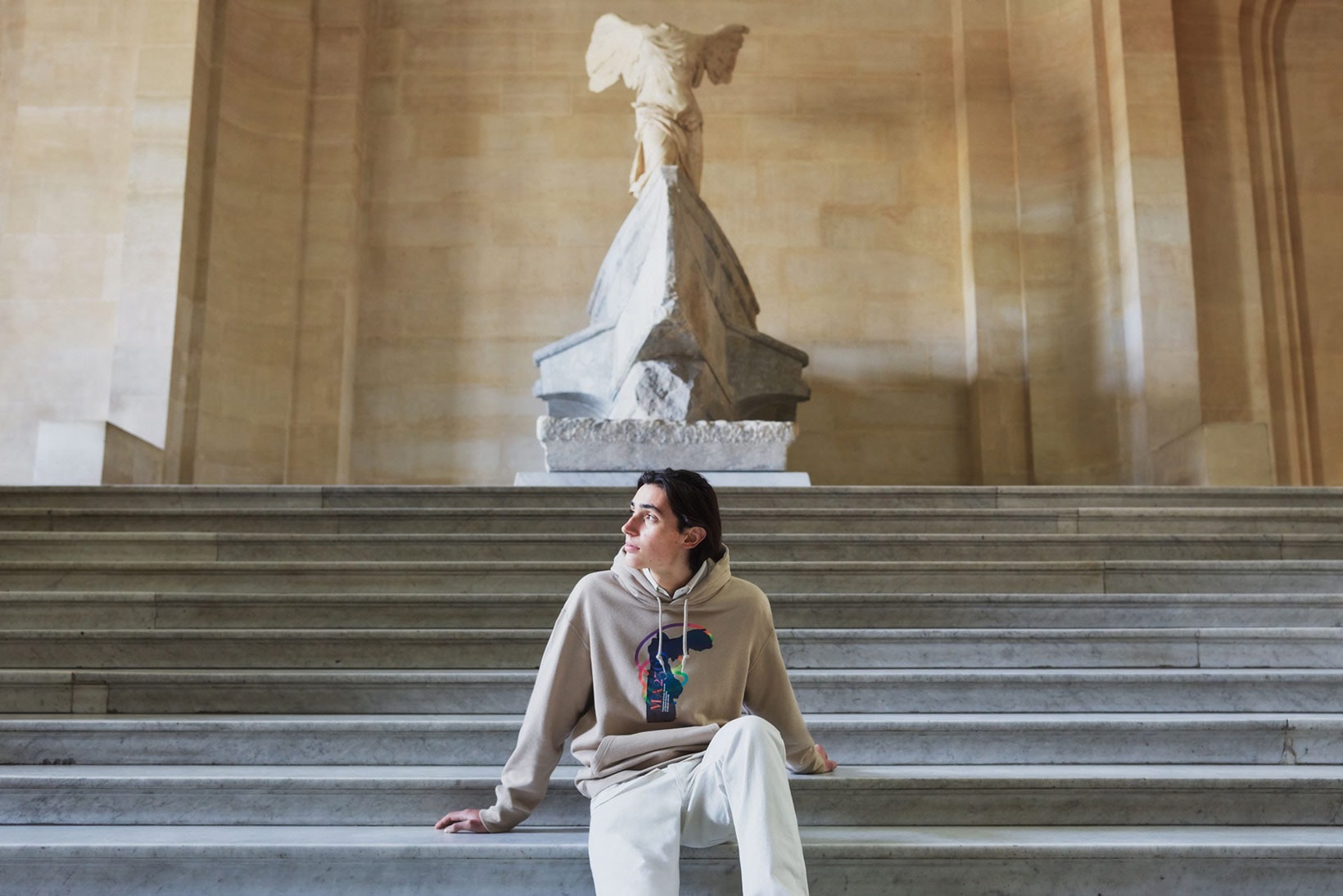 uniqlo ut musee du louvre paris collaboration campaign art sculpture hoodie beige white pants