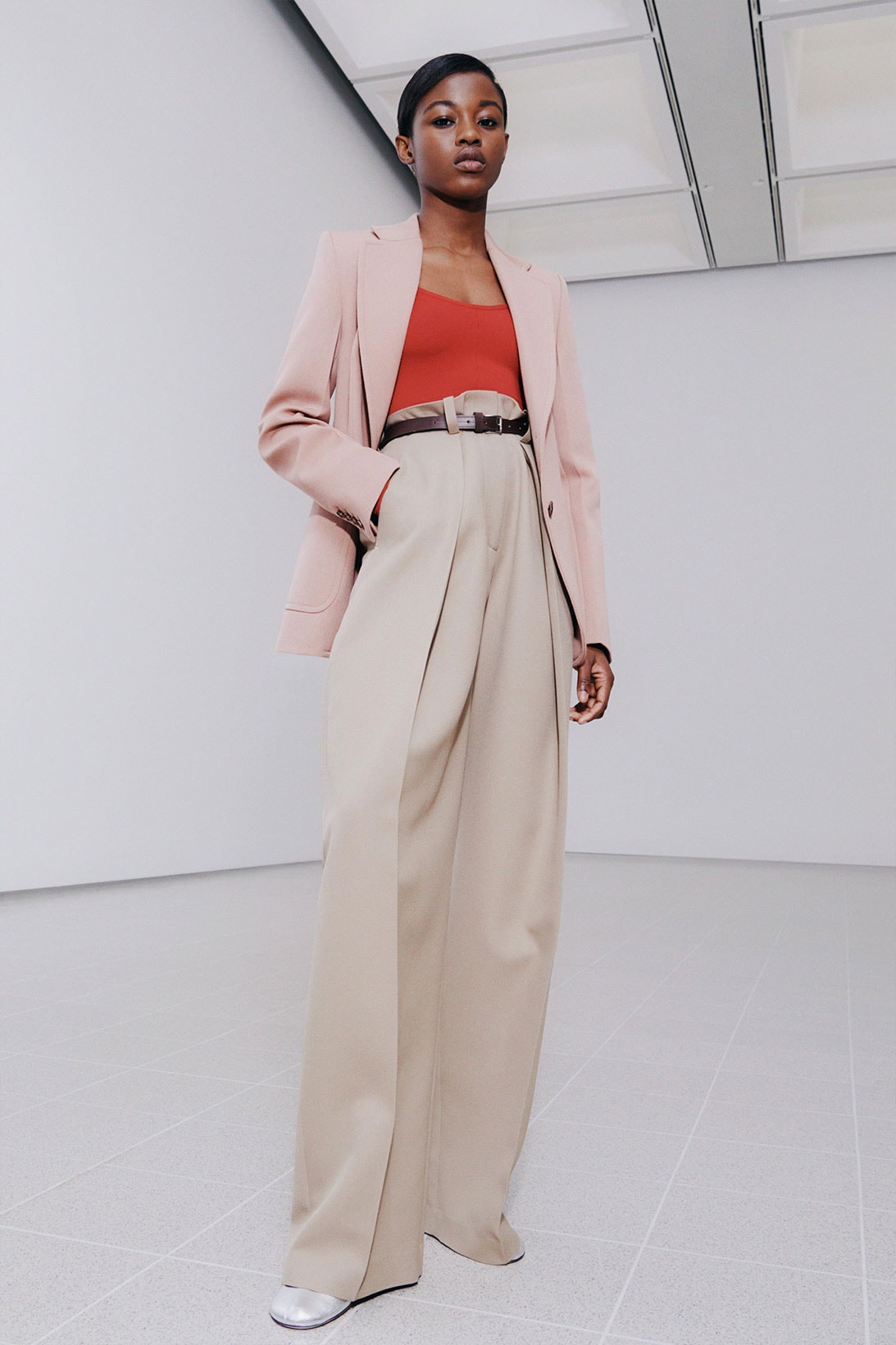 victoria beckham fall winter 2021 fw21 collection pink blazer beige trousers wide