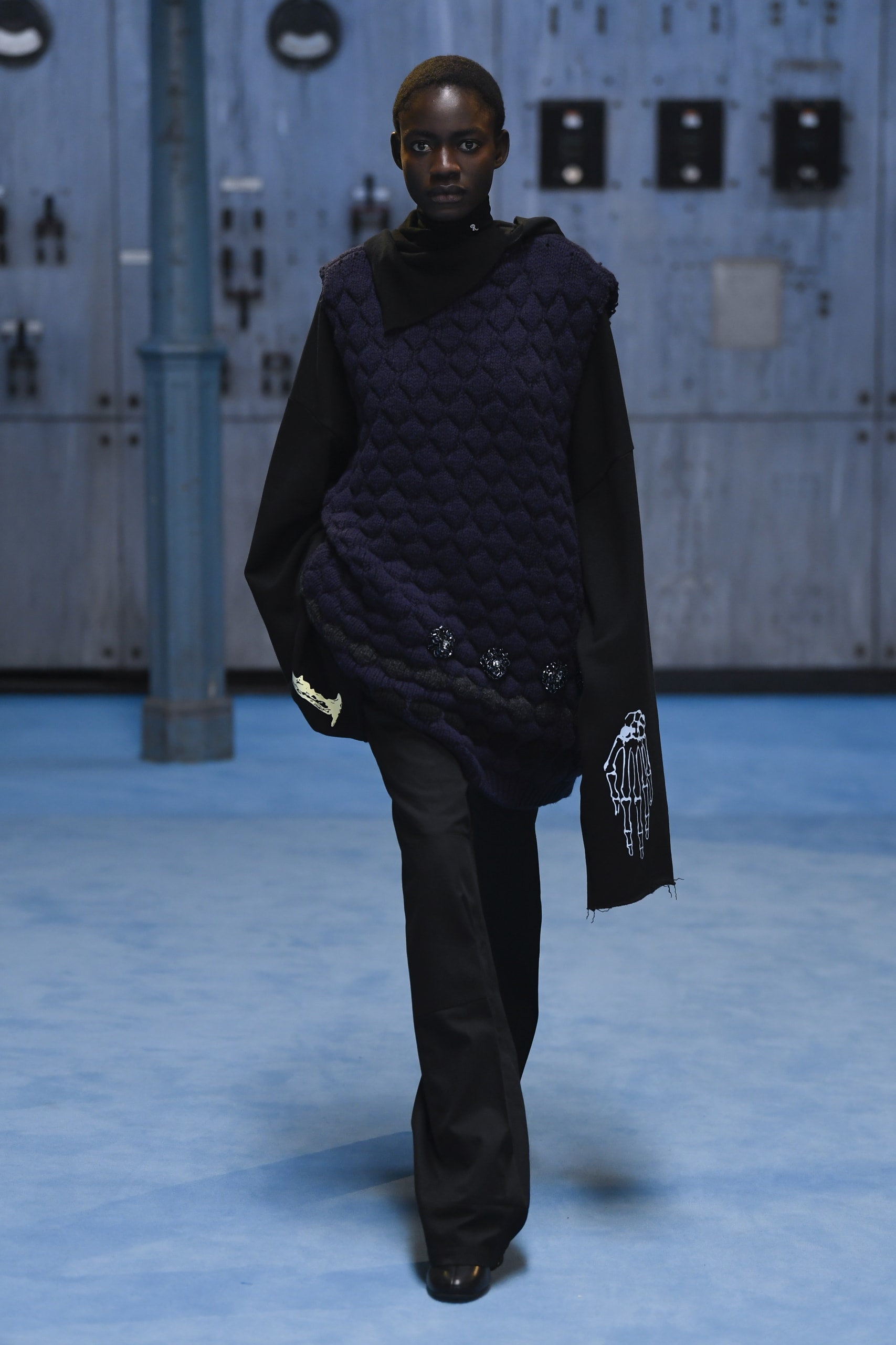 Raf Simons Fall/Winter 2021 Collection Show Silhouettes Knits Trousers 