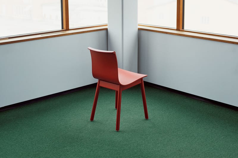 These Serif Shell Chairs Are Must-Haves for Minimalists