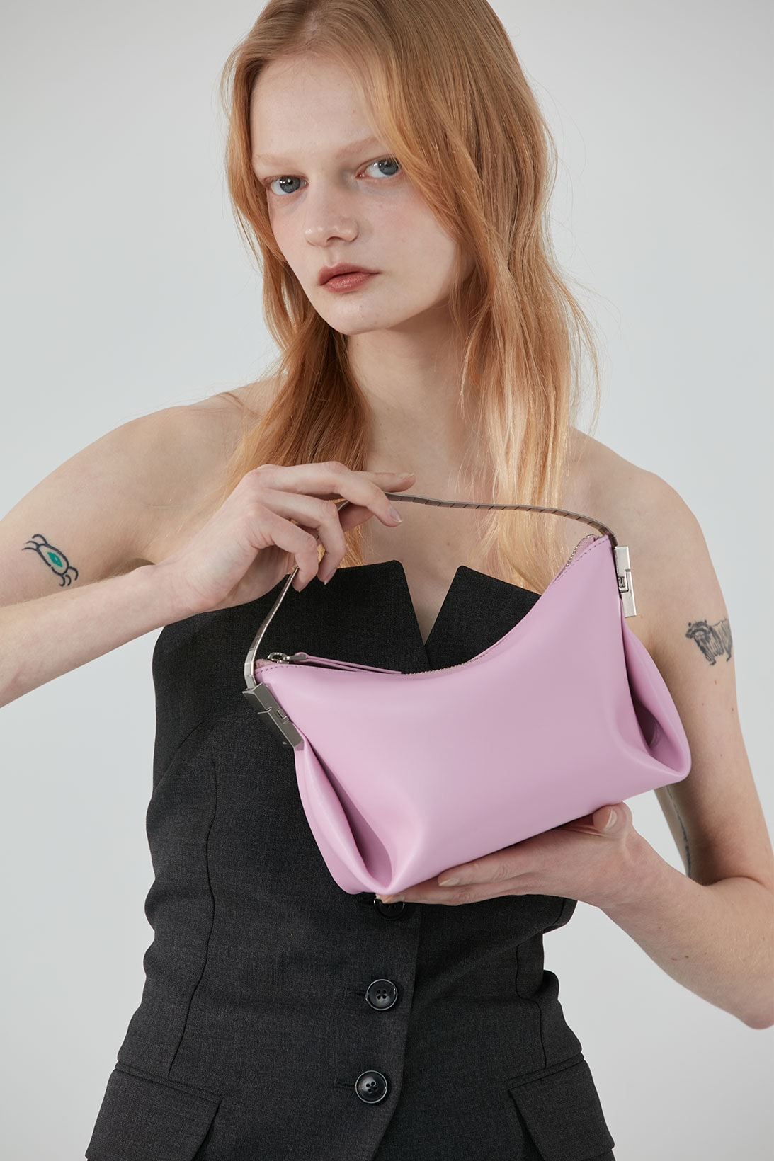 osoi spring summer ss21 collection campaign hustle and bustle handbags pink unia model