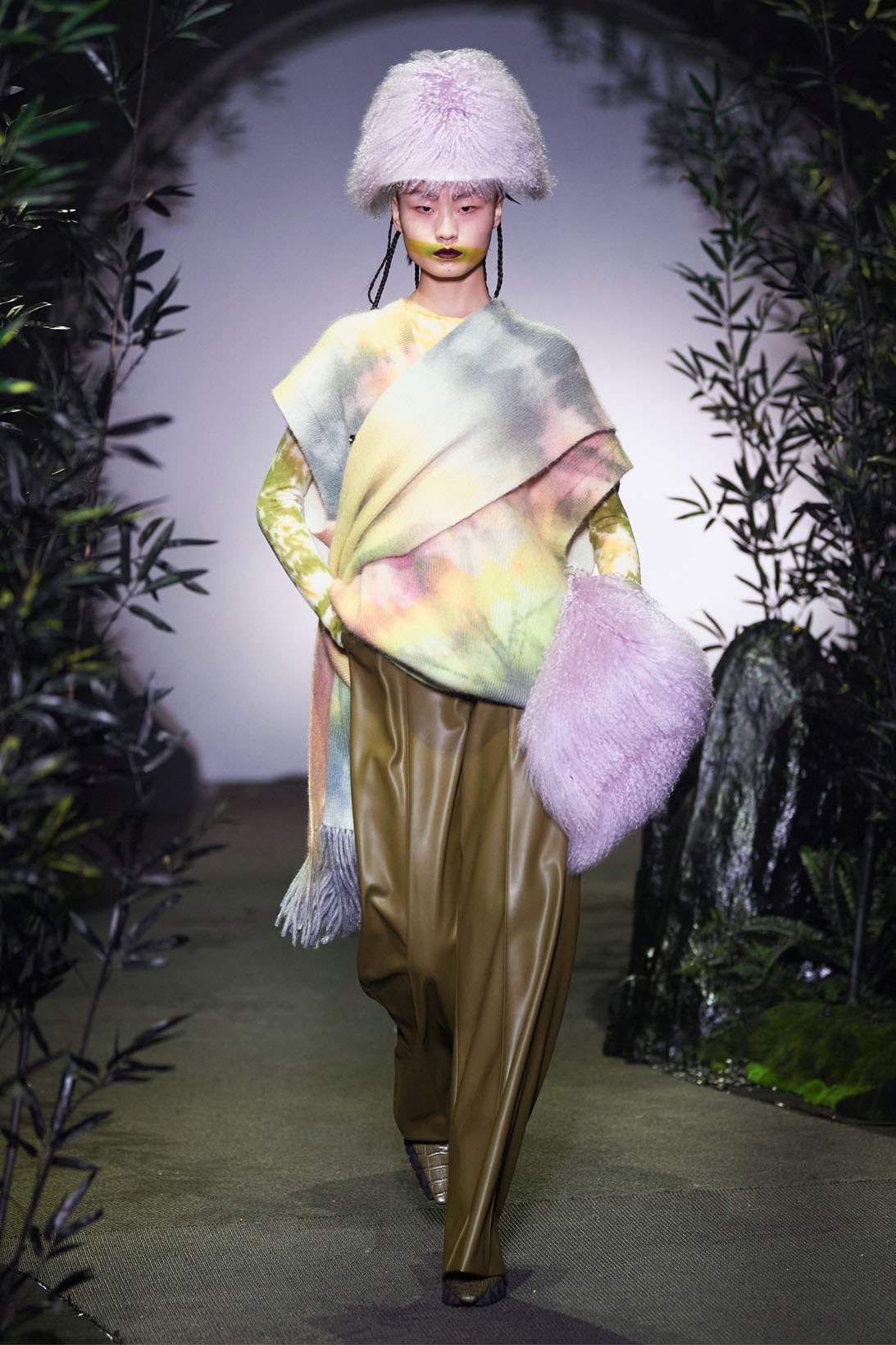 Angel Chen FW21 Fall/Winter 2021 Collection Runway Shanghai Fashion Week SHFW fur hat rainbow tie dye
