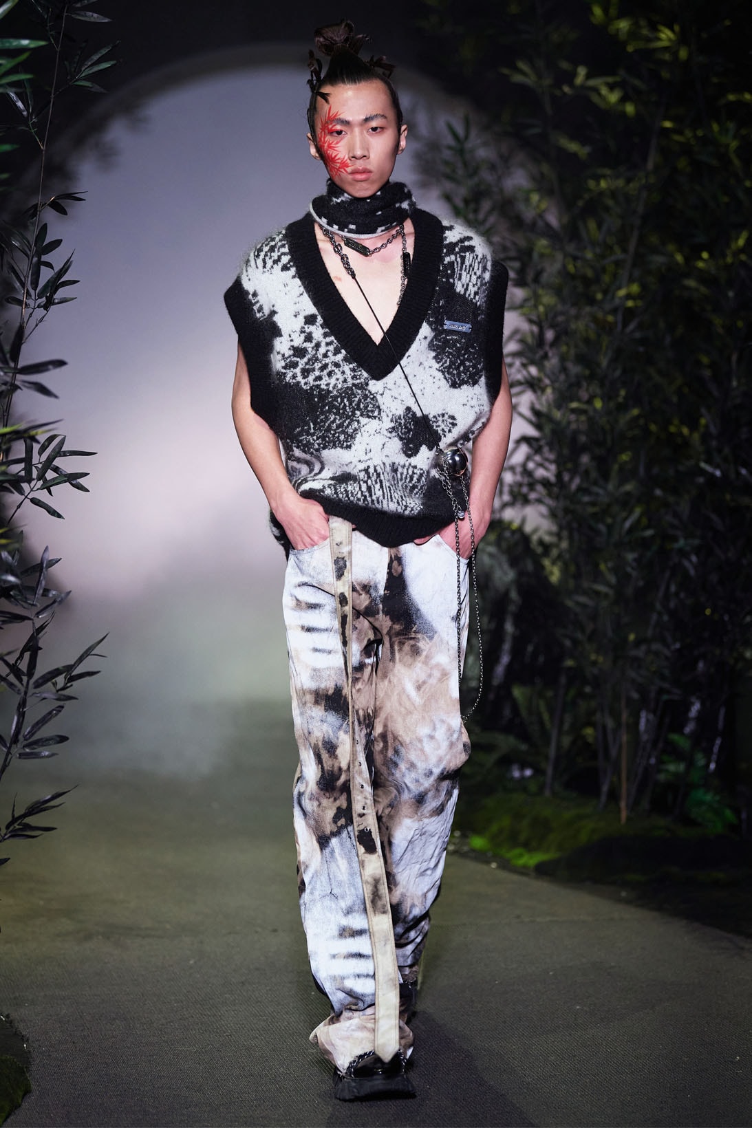 Angel Chen FW21 Fall/Winter 2021 Collection Runway Shanghai Fashion Week SHFW knit sweater vest pants print