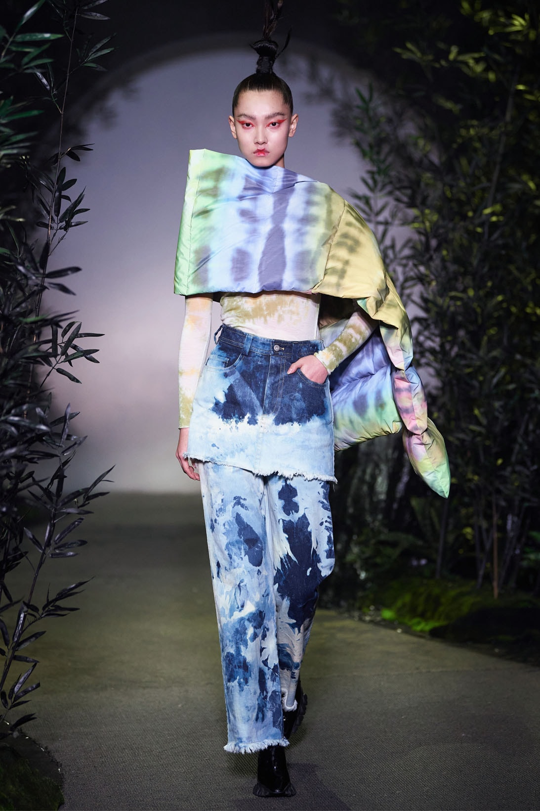 Angel Chen FW21 Fall/Winter 2021 Collection Runway Shanghai Fashion Week SHFW tie dye scarf denim skirt jeans