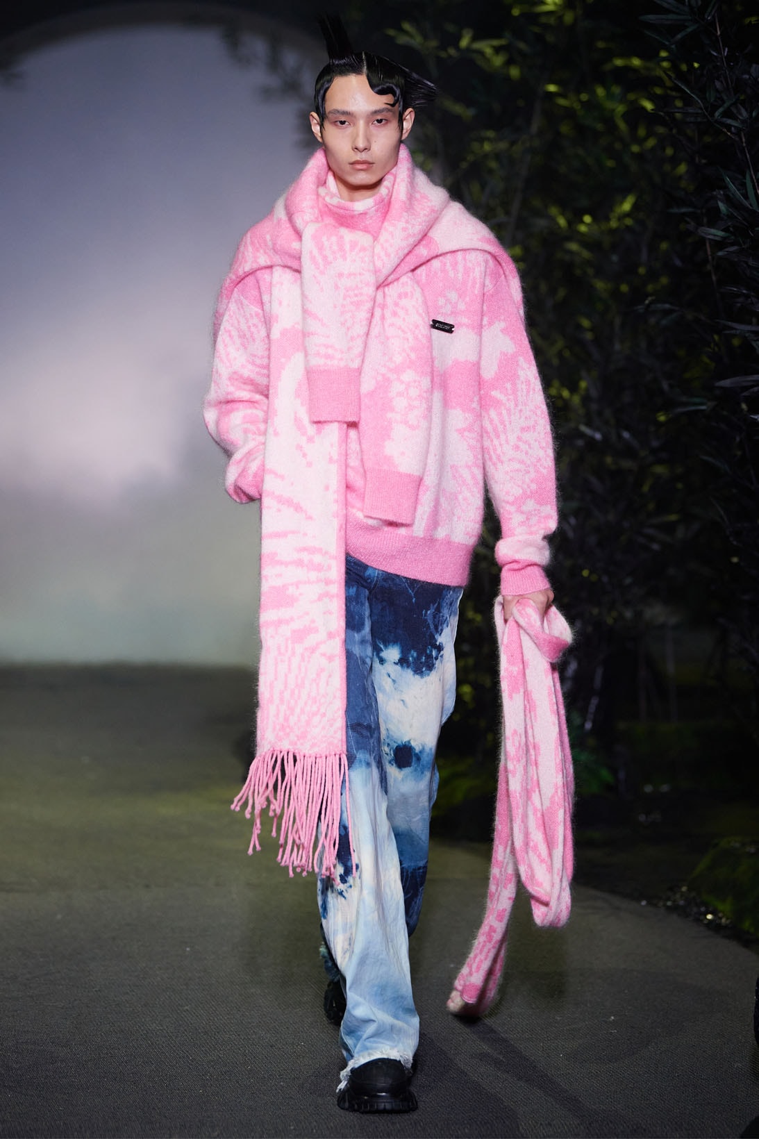 Angel Chen FW21 Fall/Winter 2021 Collection Runway Shanghai Fashion Week SHFW pink pattern sweater knitwear scarf
