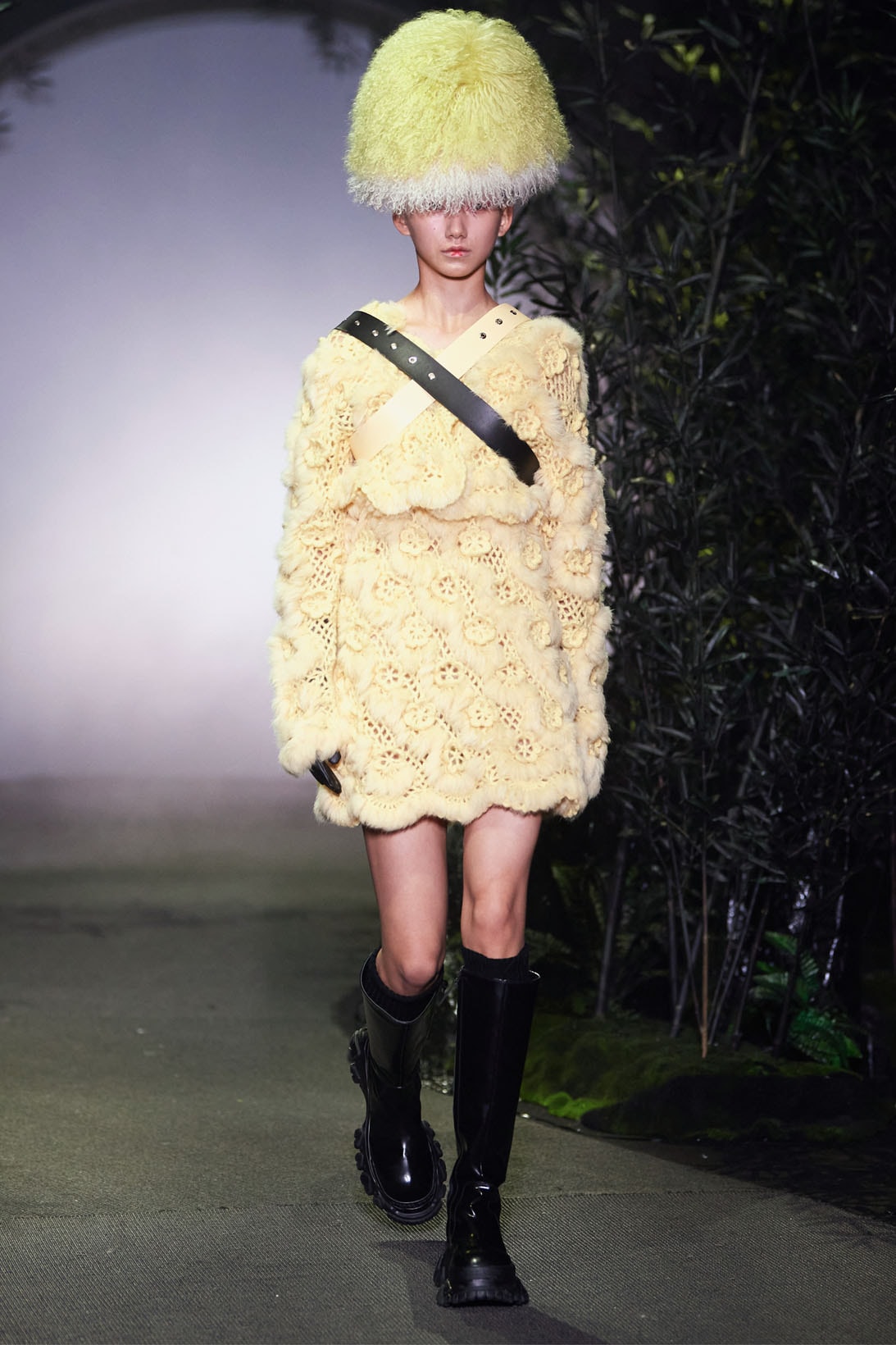 Angel Chen FW21 Fall/Winter 2021 Collection Runway Shanghai Fashion Week SHFW knitwear skirt boots