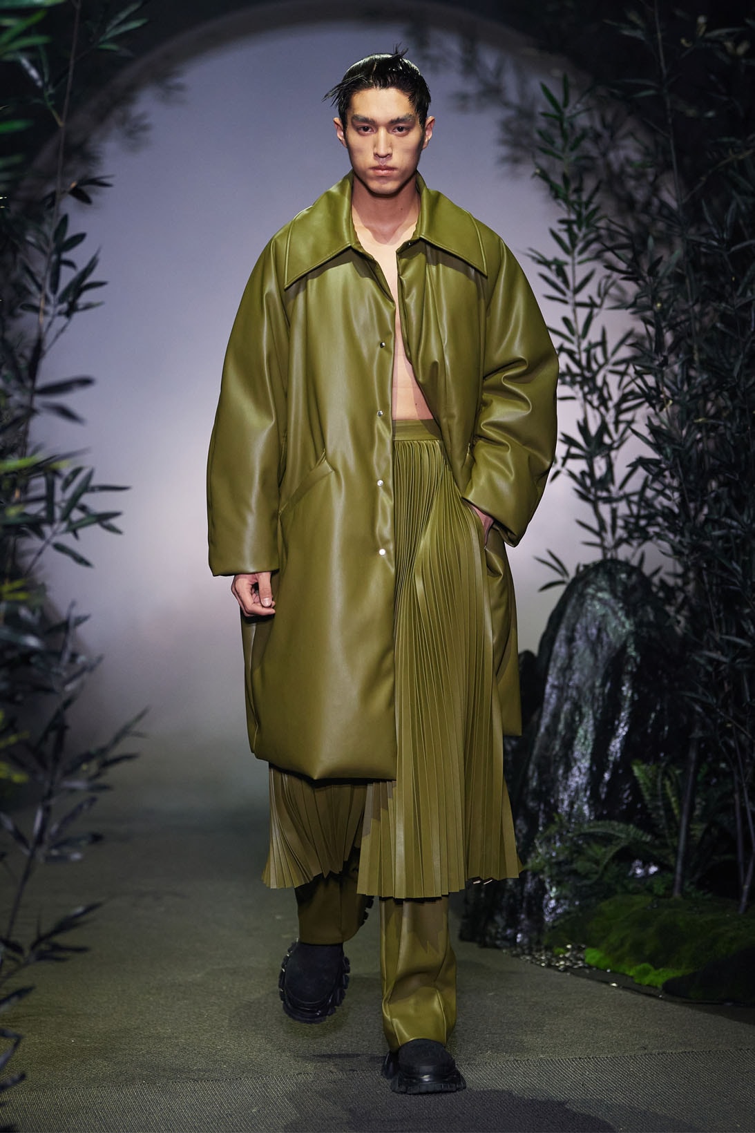 Angel Chen FW21 Fall/Winter 2021 Collection Runway Shanghai Fashion Week SHFW leather coat pleats