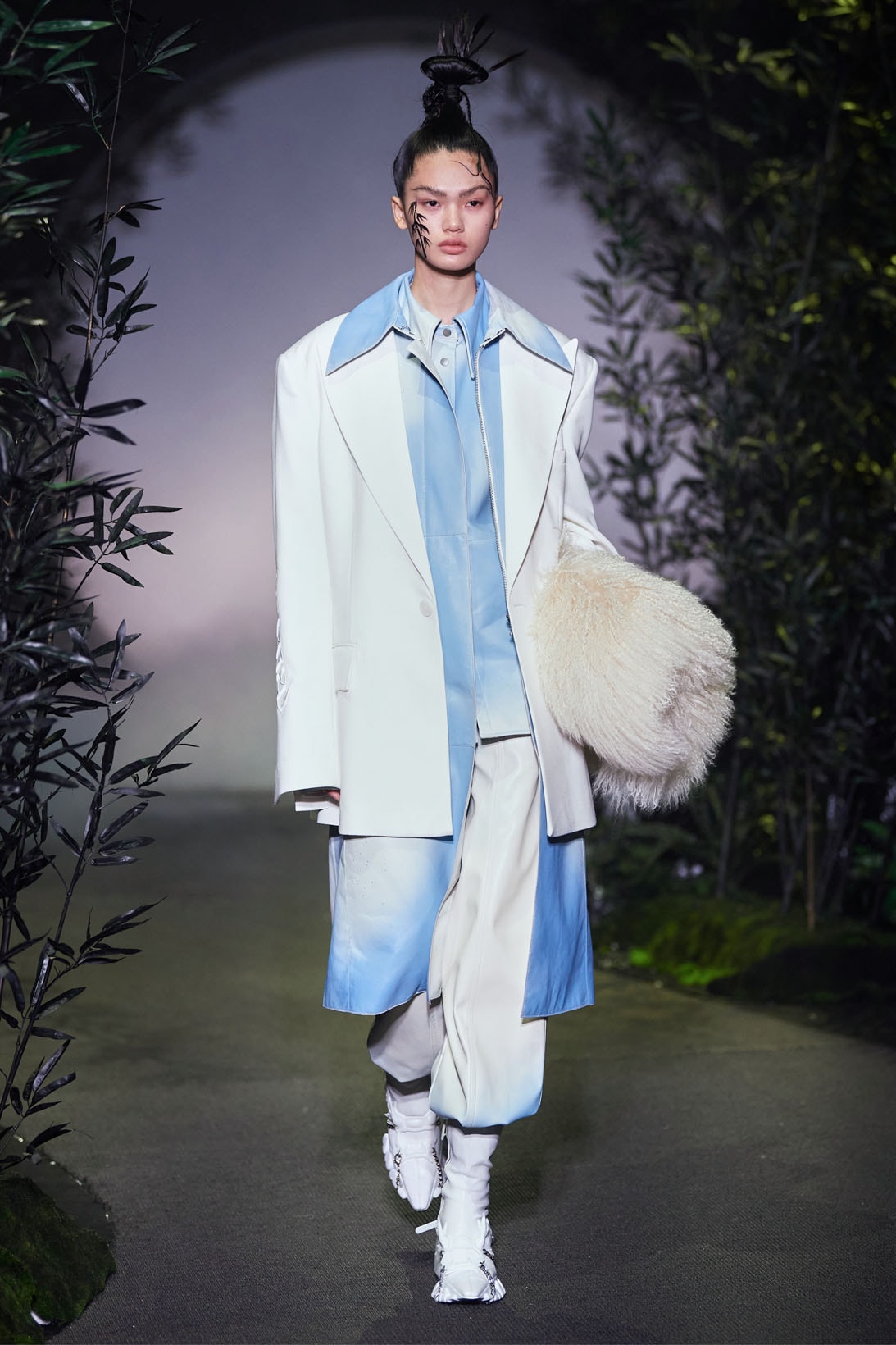 Angel Chen FW21 Fall/Winter 2021 Collection Runway Shanghai Fashion Week SHFW white blazer blue shirt