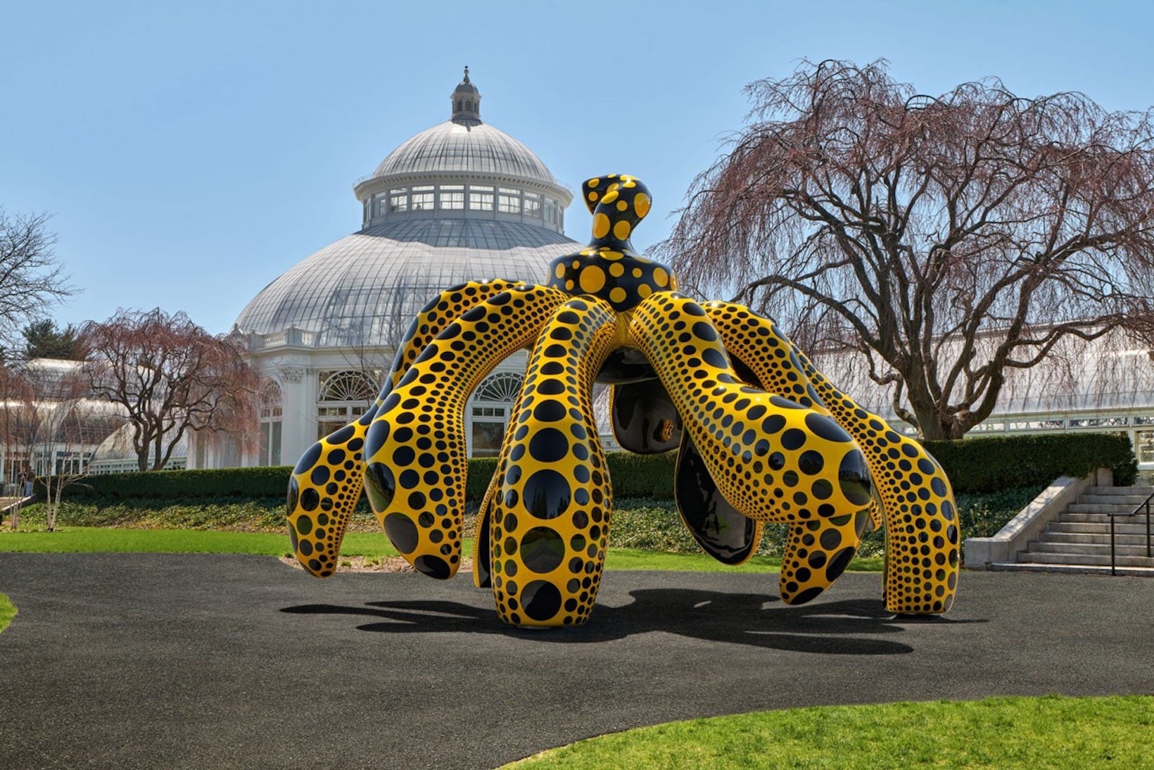 https://image-cdn.hypb.st/https%3A%2F%2Fhypebeast.com%2Fwp-content%2Fblogs.dir%2F6%2Ffiles%2F2021%2F04%2Fyayoi-kusama-new-york-botanical-garden-cosmic-nature-exhibition-nyc-location-tickets-where-to-buy-2.jpg?cbr=1&q=90