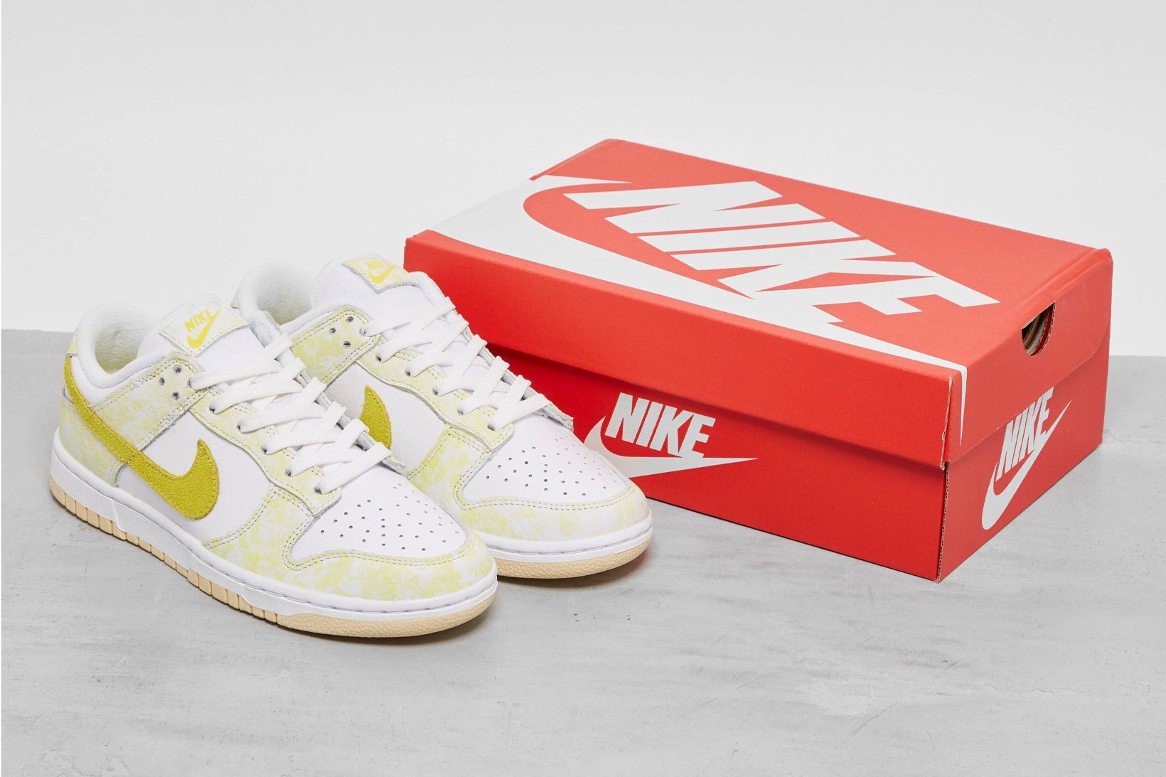 nike dunk low sneakers yellow strike details official look images box packaging