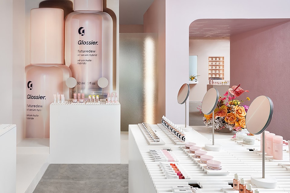 Nova loja da Glossier em Los Angeles tem interiores millennial pink - Casa  Vogue