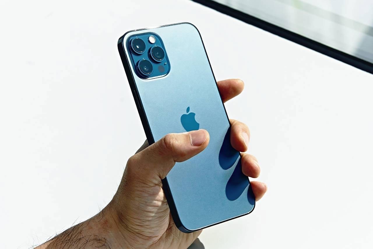 apple iphone 13 touch face id buttonless invisible backlit holes technology rumors info 
