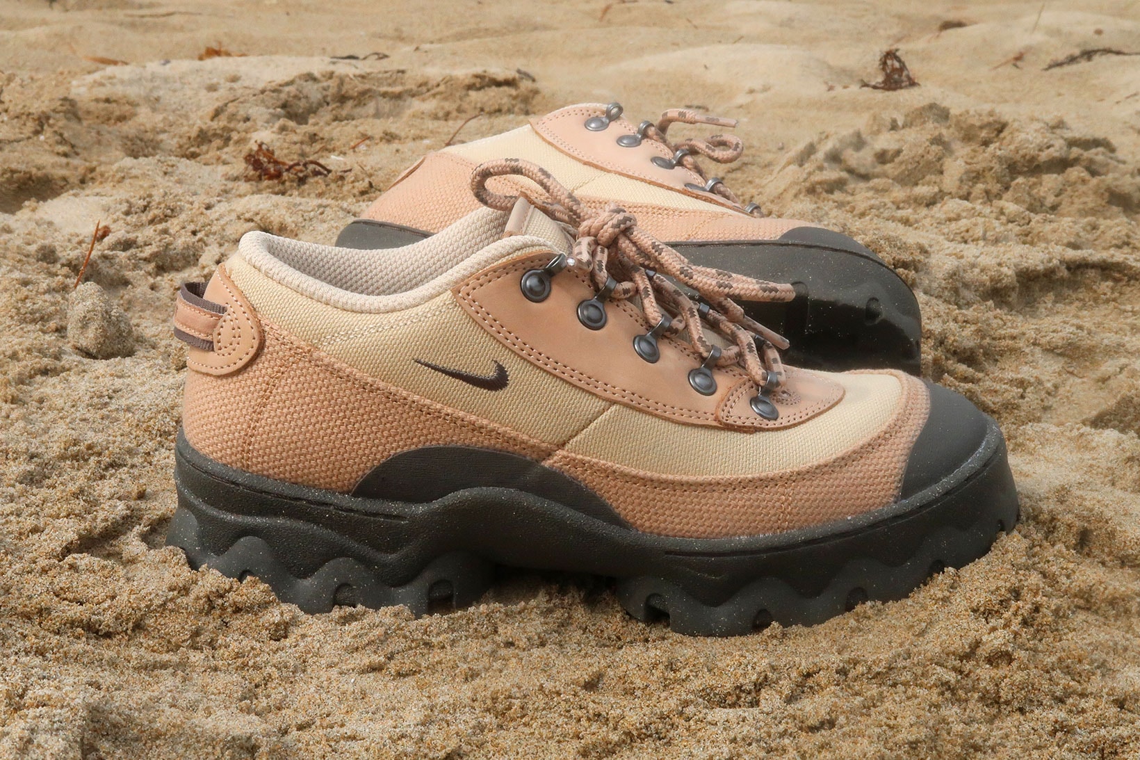 nike lahar low womens hiking shoes grain beige sneakers sand beach upper details midsole