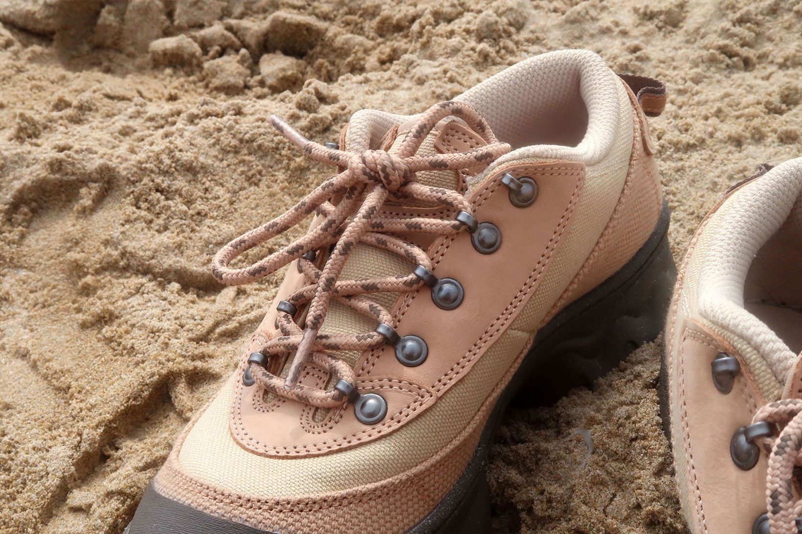 nike lahar low womens hiking shoes grain beige sneakers sand beach upper details shoelaces