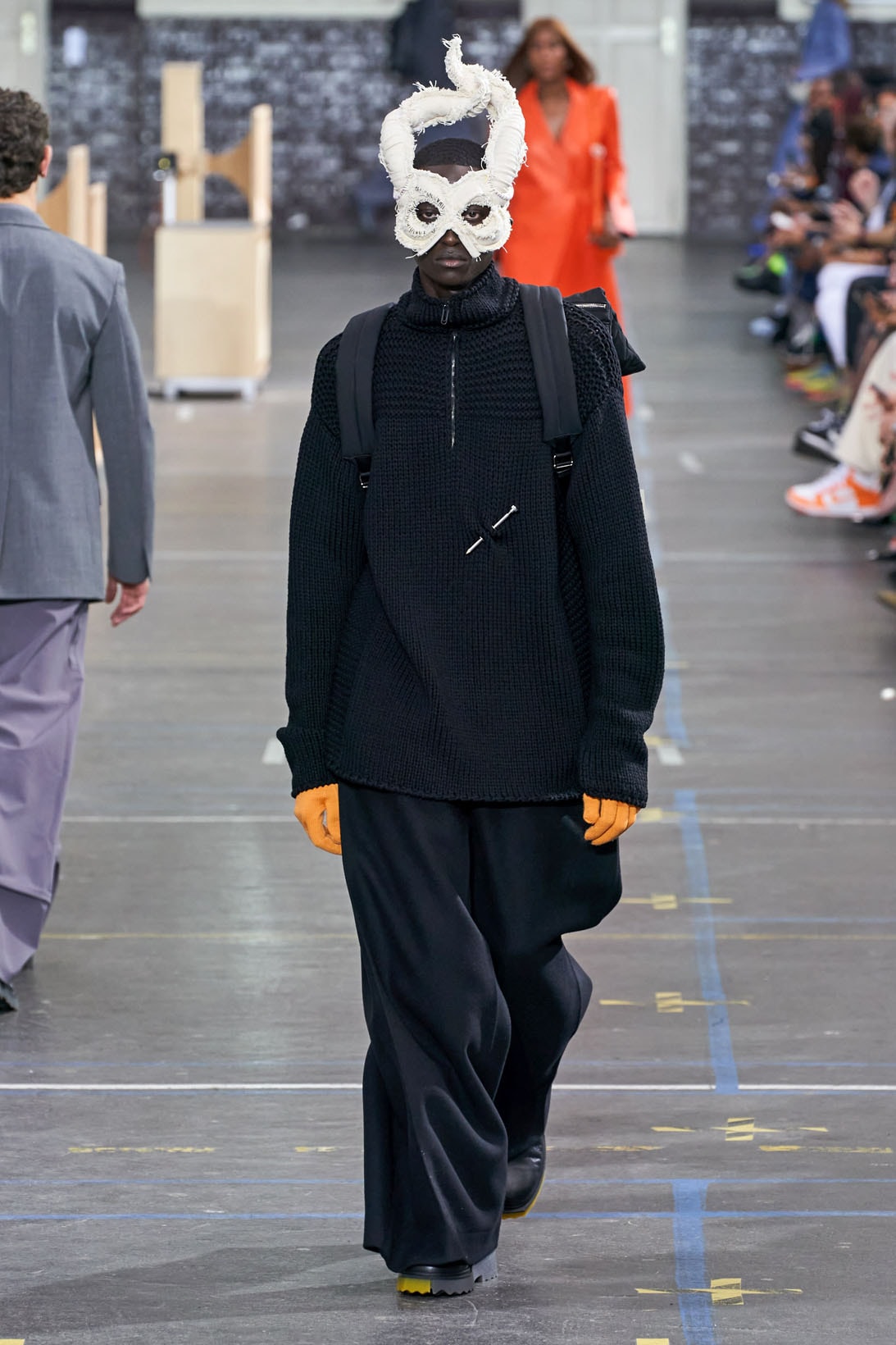 Virgil Abloh at Off-White Fall Winter 2021 Runway Show - “Laboratory of  Fun” / id : 4368500 by