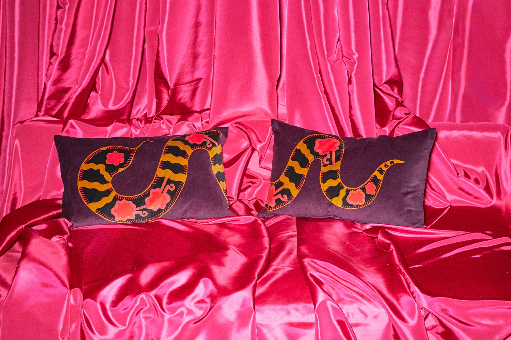 KARISMATISK collection purple pillows