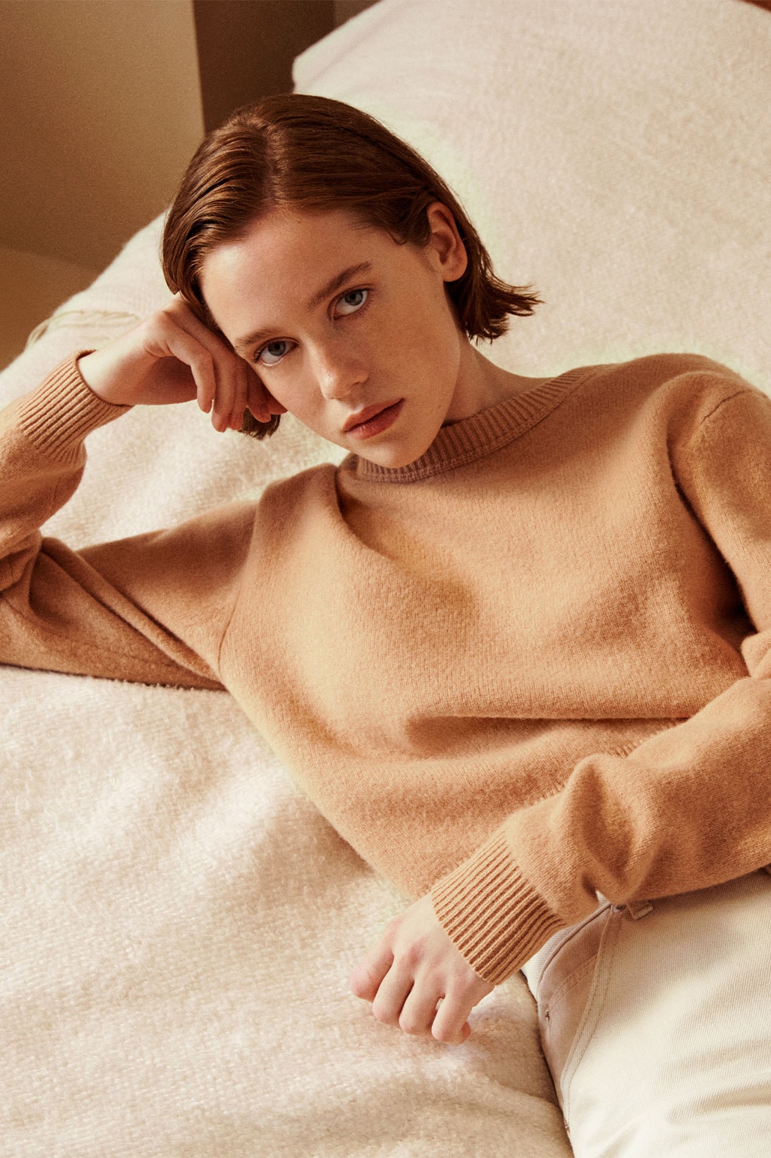 Uniqlo fw21 collection brown sweater on model