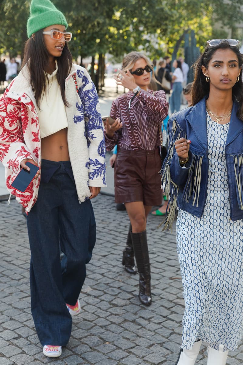 Street Style bottega two-tone veneta purple pouch shoulder bag SS22 Spring Summer 2022 Mona Tougaard Danish Model Veneda Carter Flatlist Eyewear Sunglasses Pink