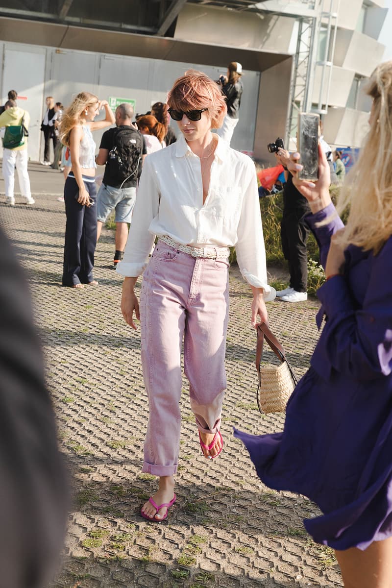 Street Style bottega two-tone veneta purple pouch shoulder bag SS22 Spring Summer 2022 Influencer Pink Jeans White Shirt Wicker Bag