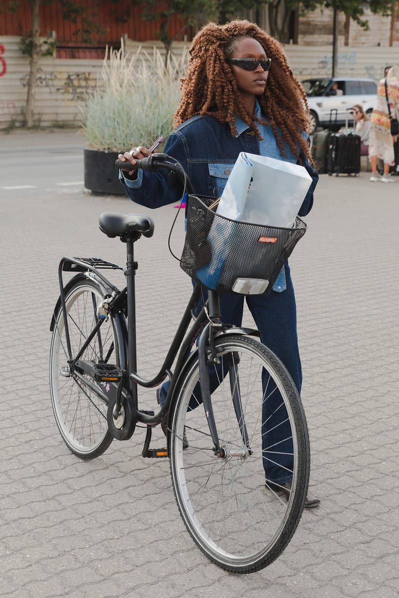 Street Style bottega two-tone veneta purple pouch shoulder bag SS22 Spring Summer 2022 Influencer Bike