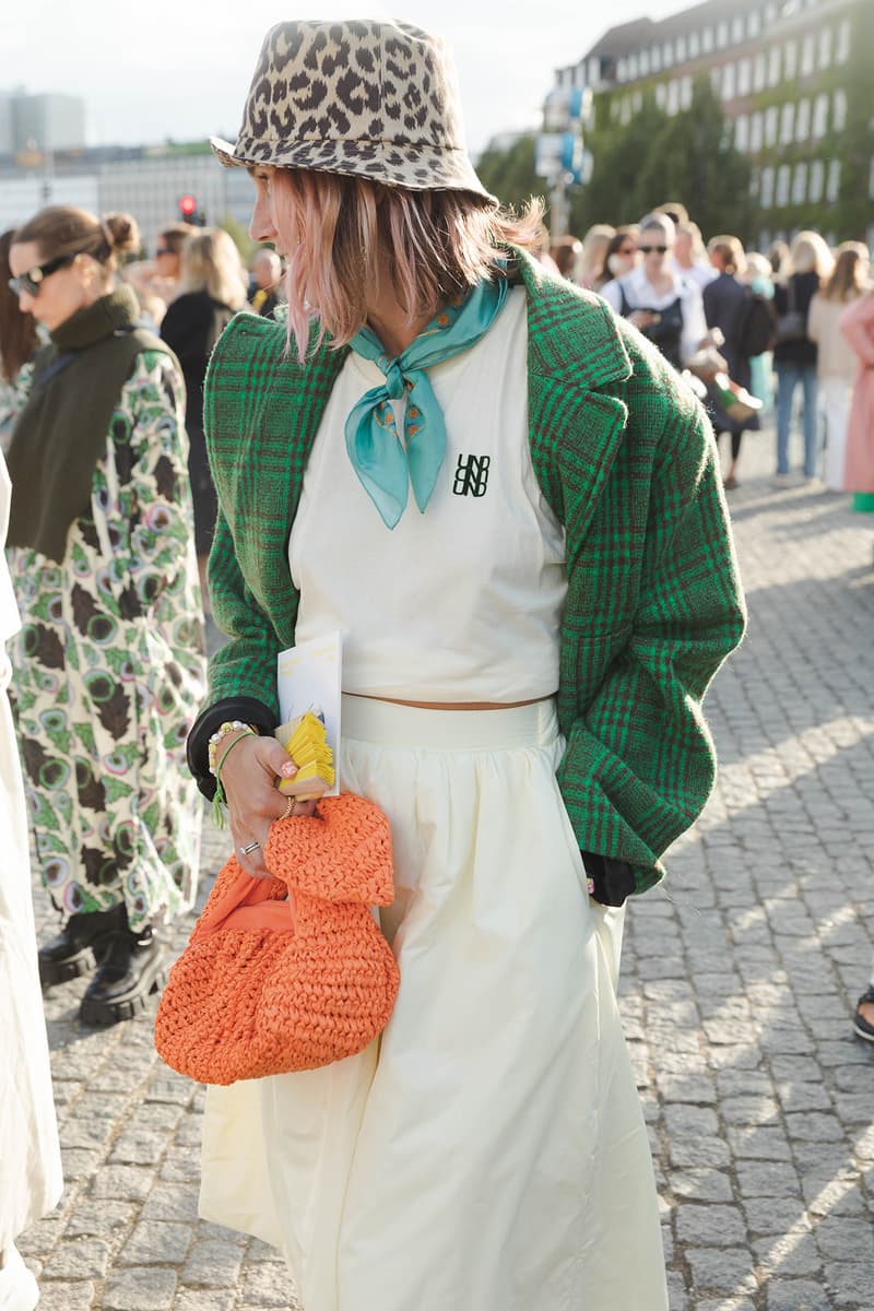 Street Style bottega two-tone veneta purple pouch shoulder bag SS22 Spring Summer 2022 Influencers Leopard Print Bucket Hat Crochet Bag Green Color Trend Blazer